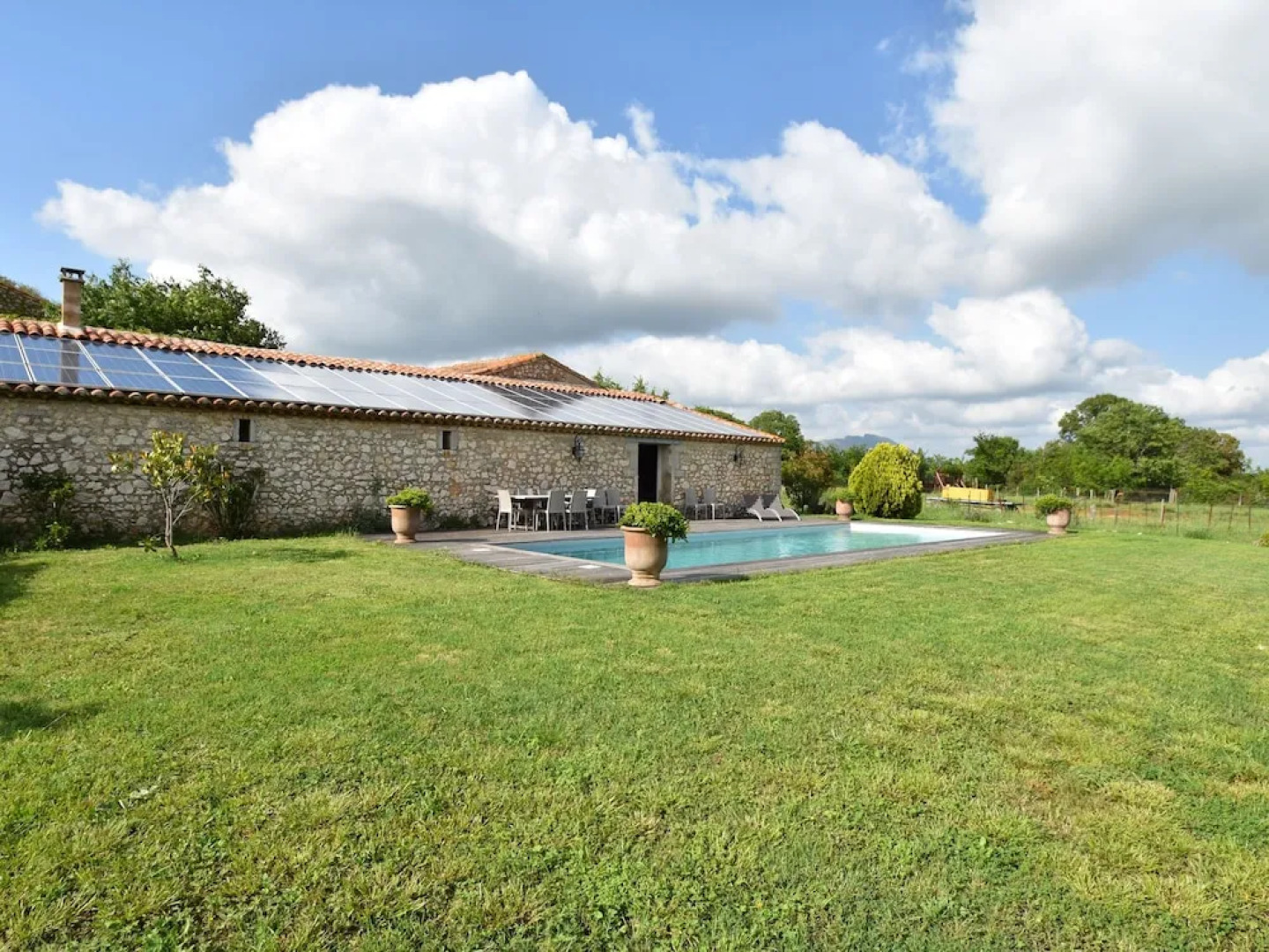 Spectacular Villa in Viols-en-laval With Swimming Pool