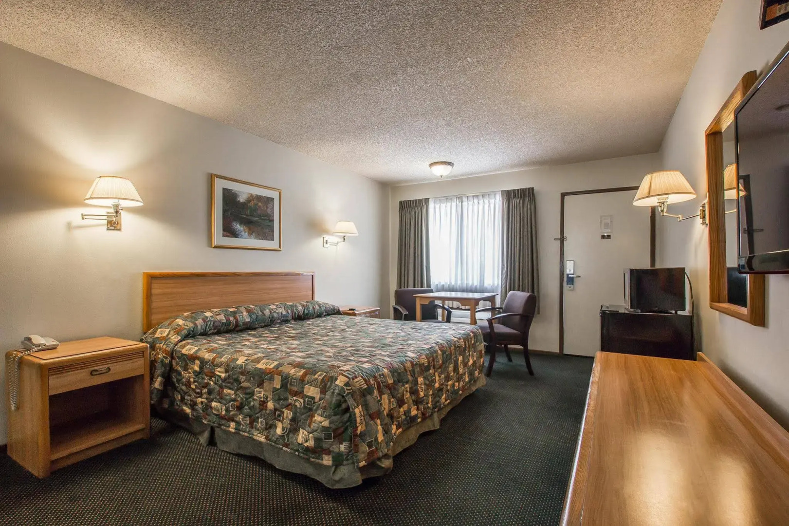 Palm Inn Hotel near Tyler Mall Riverside