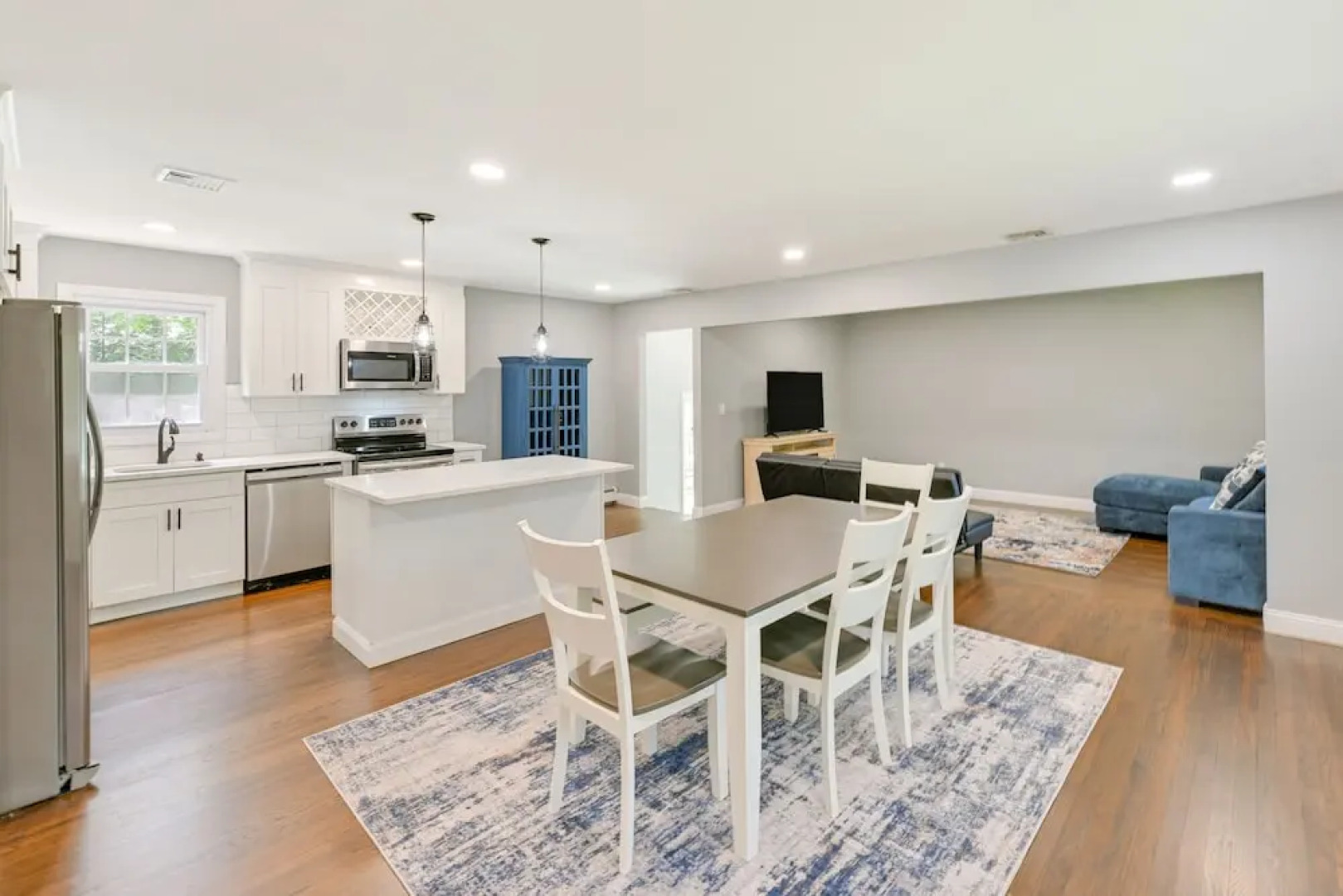 Hampton Bays Retreat: Walk to Squires Beach!