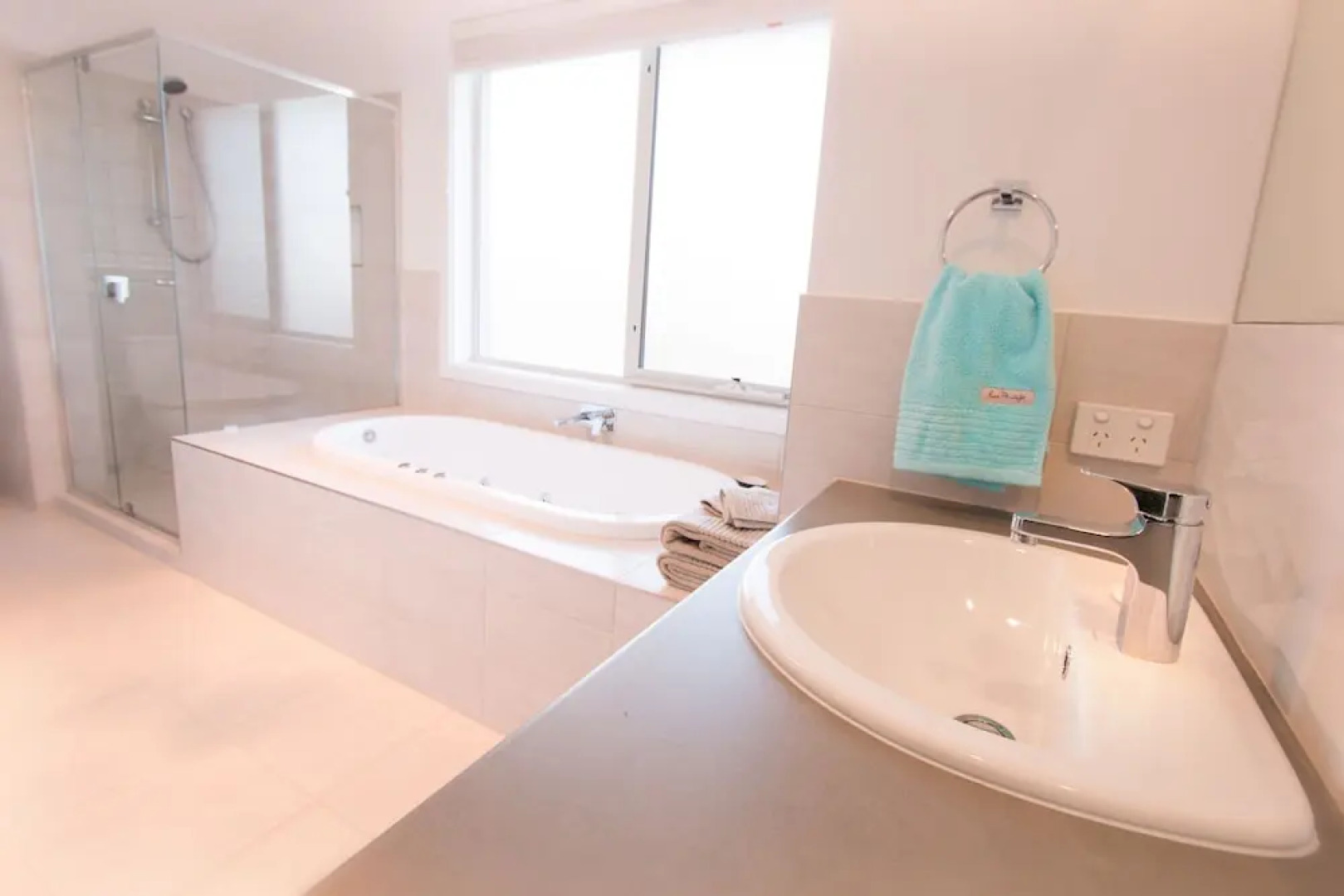 ‘Serenity’ and sweeping Murray River views