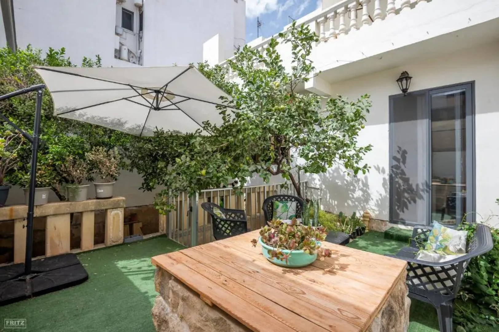 Close to airport, double bedroom, sofa-bed, private bathroom for adults and children aged 10 and over ONLY