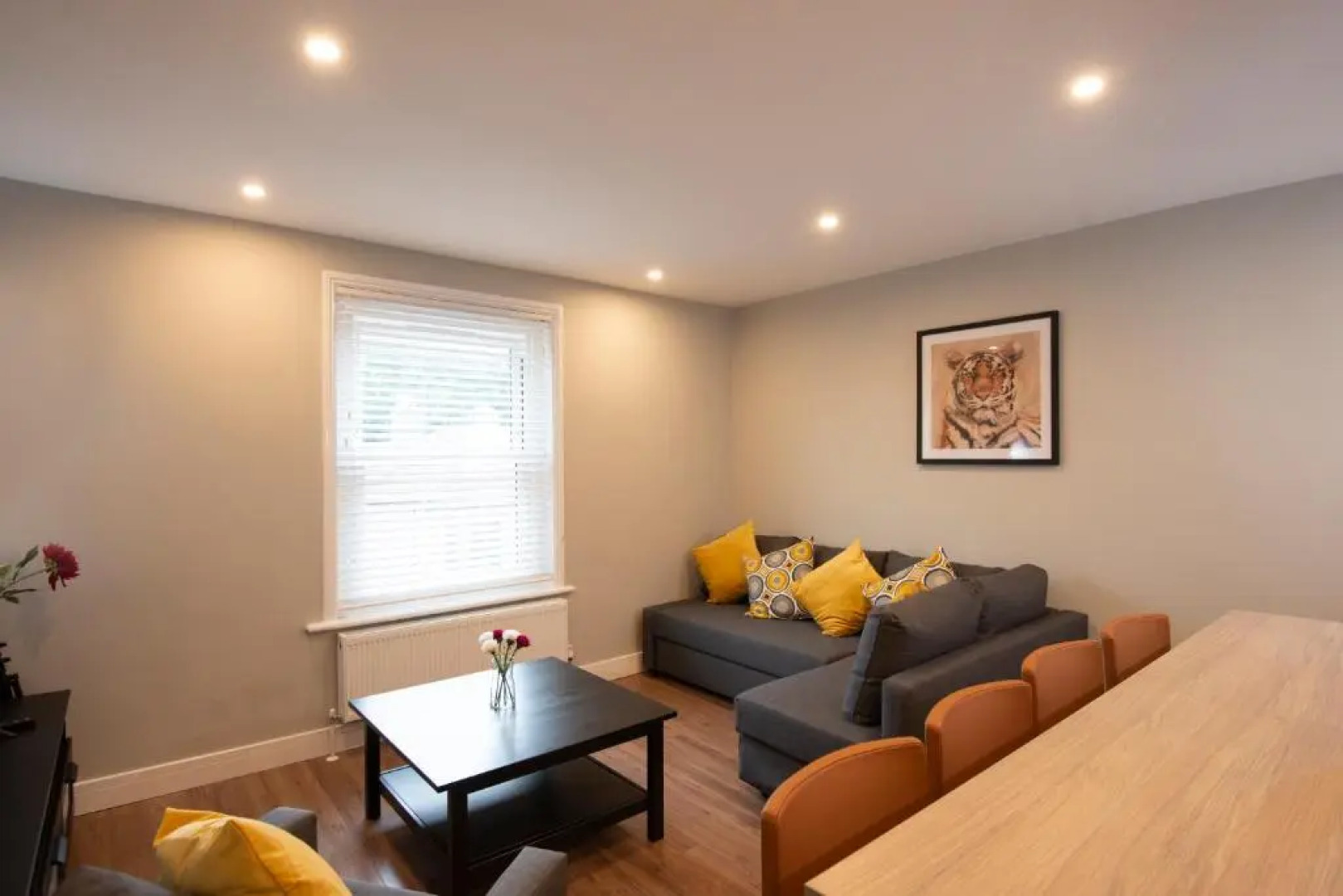 Oliverball Serviced Apartments - Flat D - Modern, top floor, 2 bedroom, 2 bathroom apartment in Central Southsea
