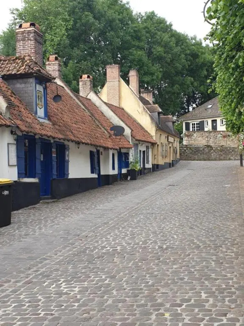 Appartement proche des remparts et tous commerces.