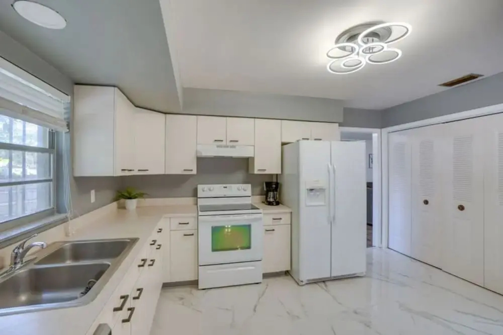 Pool Spacious Central Home 7mile to Beach