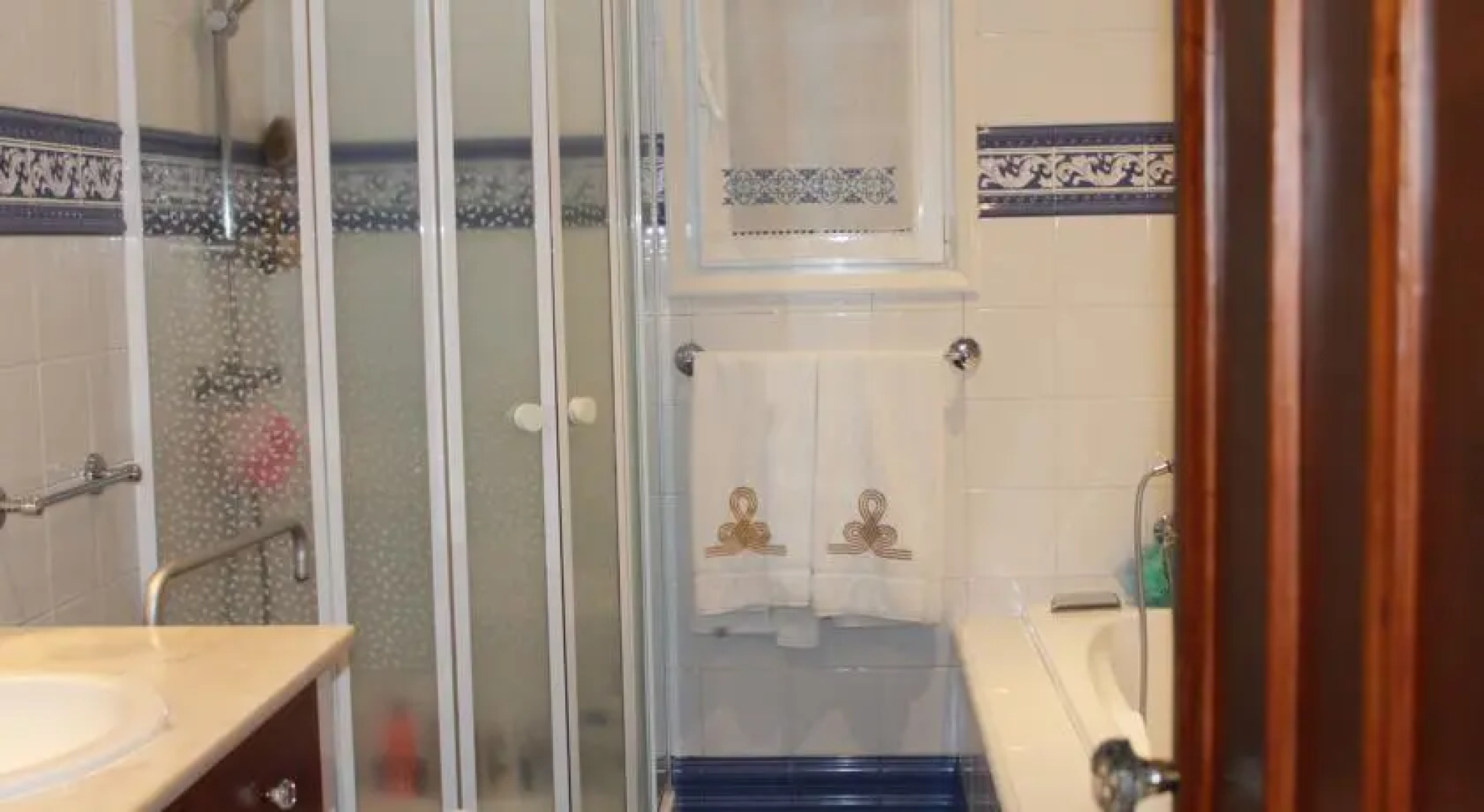 Vivenda com piscina à frente da praia