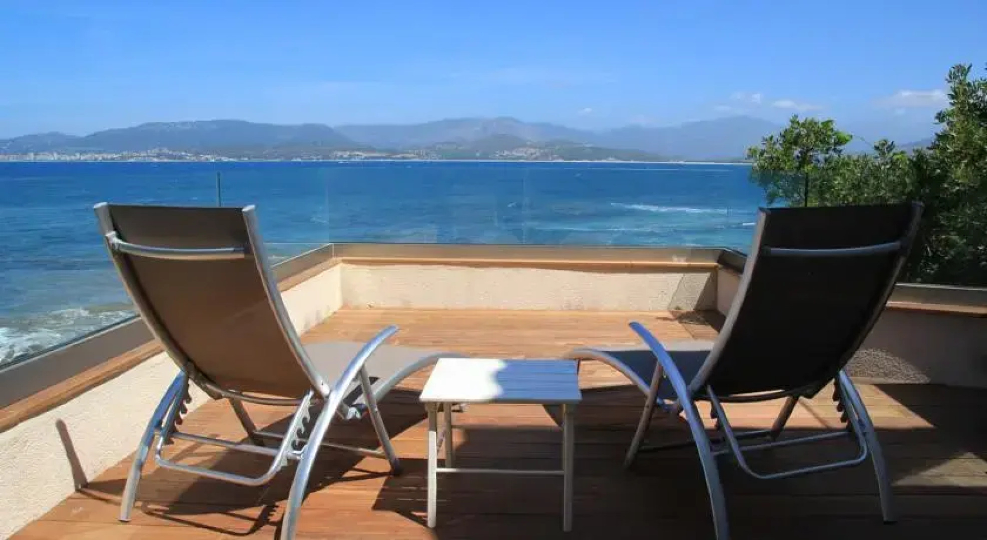 SECIC - Villa pieds dans leau Porticcio