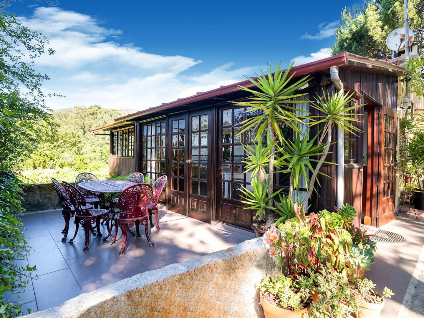 Cottage With Shared Pool