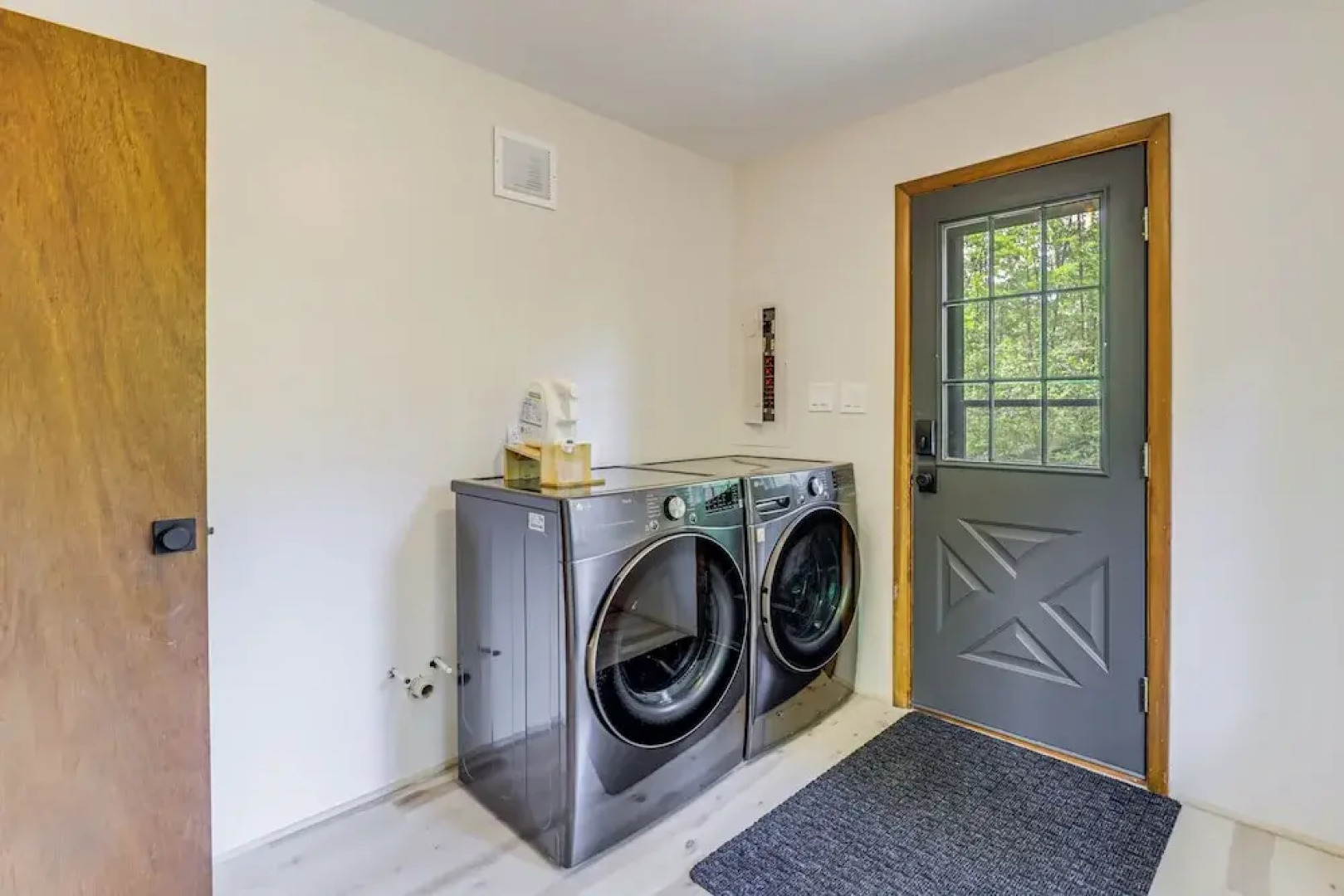 Roscommon Chalet w/ Hot Tub Near Higgins Lake!