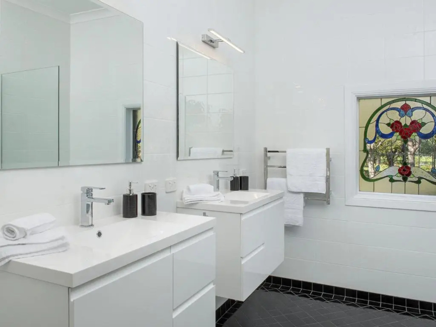 THE ELMS Berry Berry and Surrounds 4pm check out Sundays