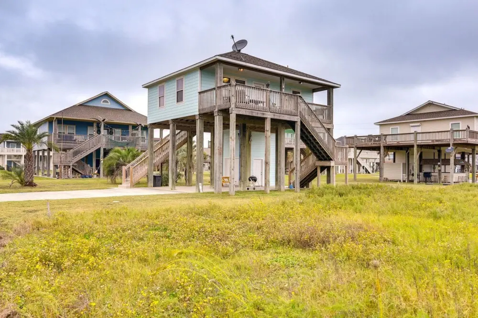 Chic Crystal Beach Home w/ Deck: Walk to the Ocean