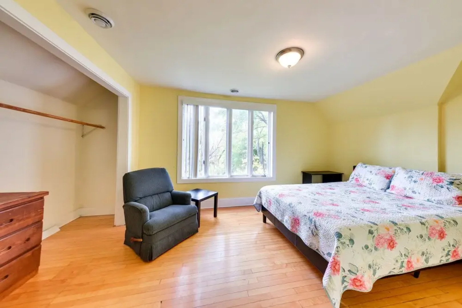 Family-friendly Milwaukee Home w/ Deck Near Uwm!