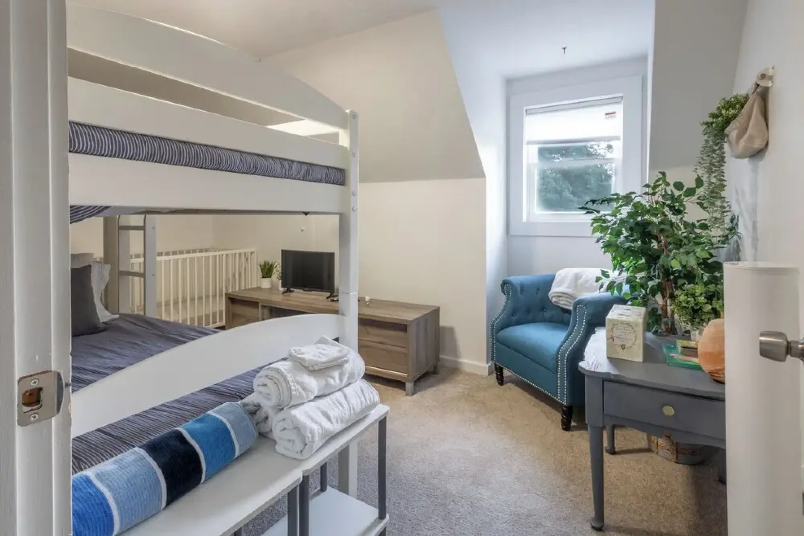 Private Pool & Screened Deck: Mashpee Home!