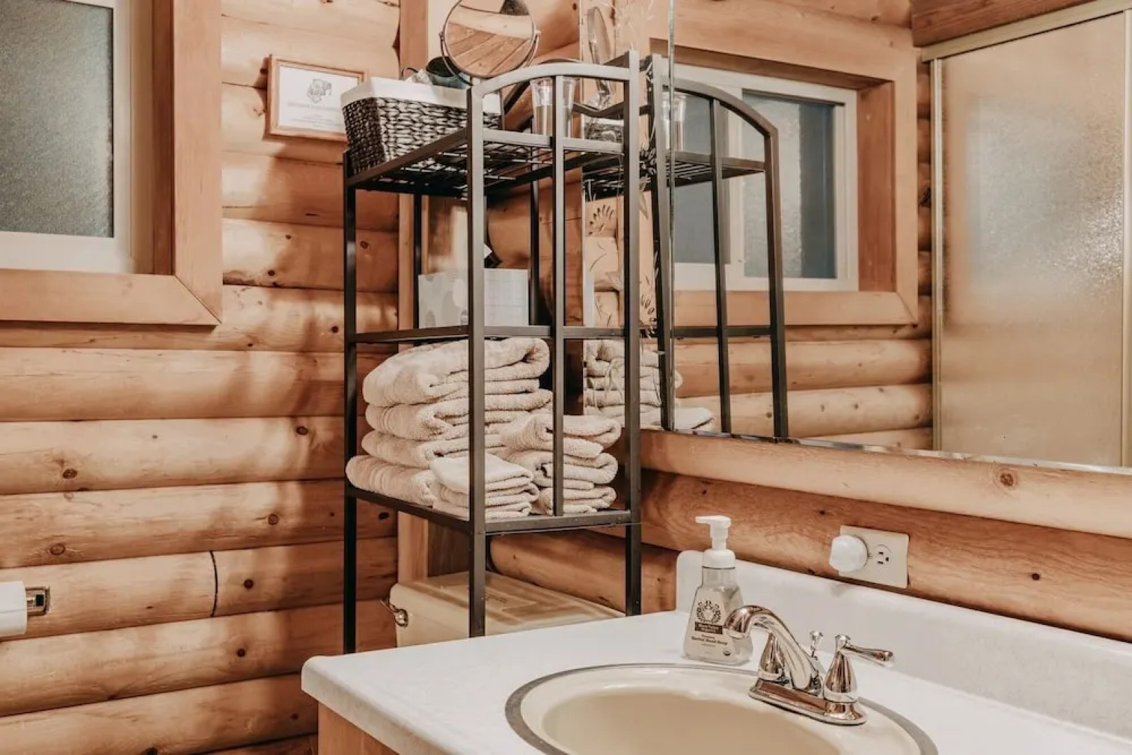 17mbr - Log  - Bbq - Pets Ok - Wifi - Sleeps 8 2 Bedroom Home by RedAwning