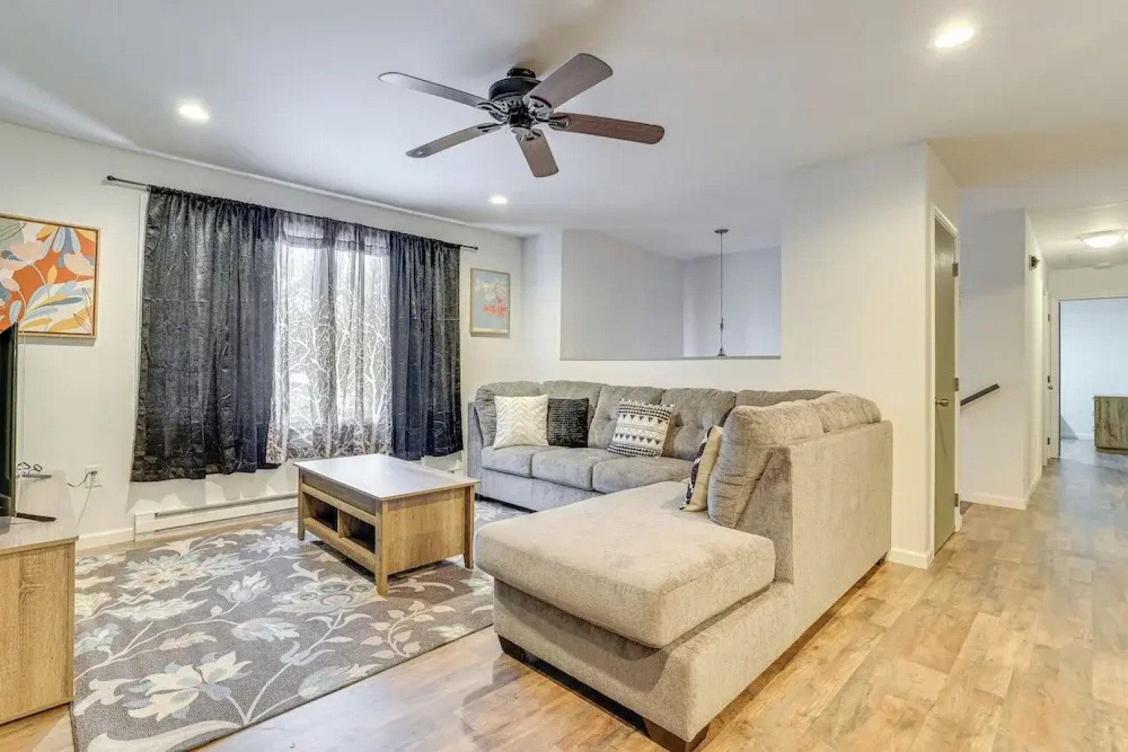 Theater, Game Room & Lake Access: Pocono Retreat