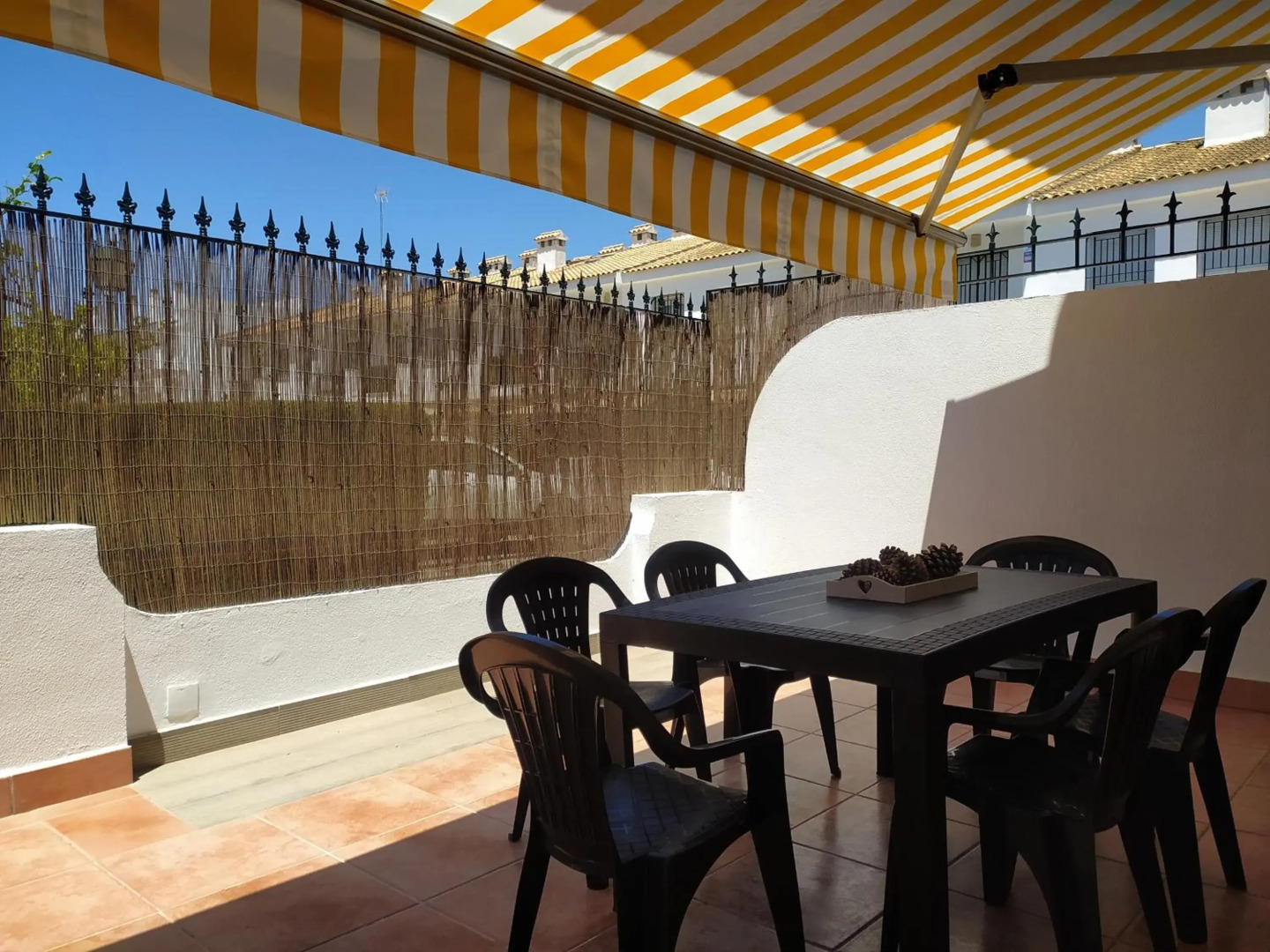 Gran adosado de esquina muy cerca de la playa en la Antilla