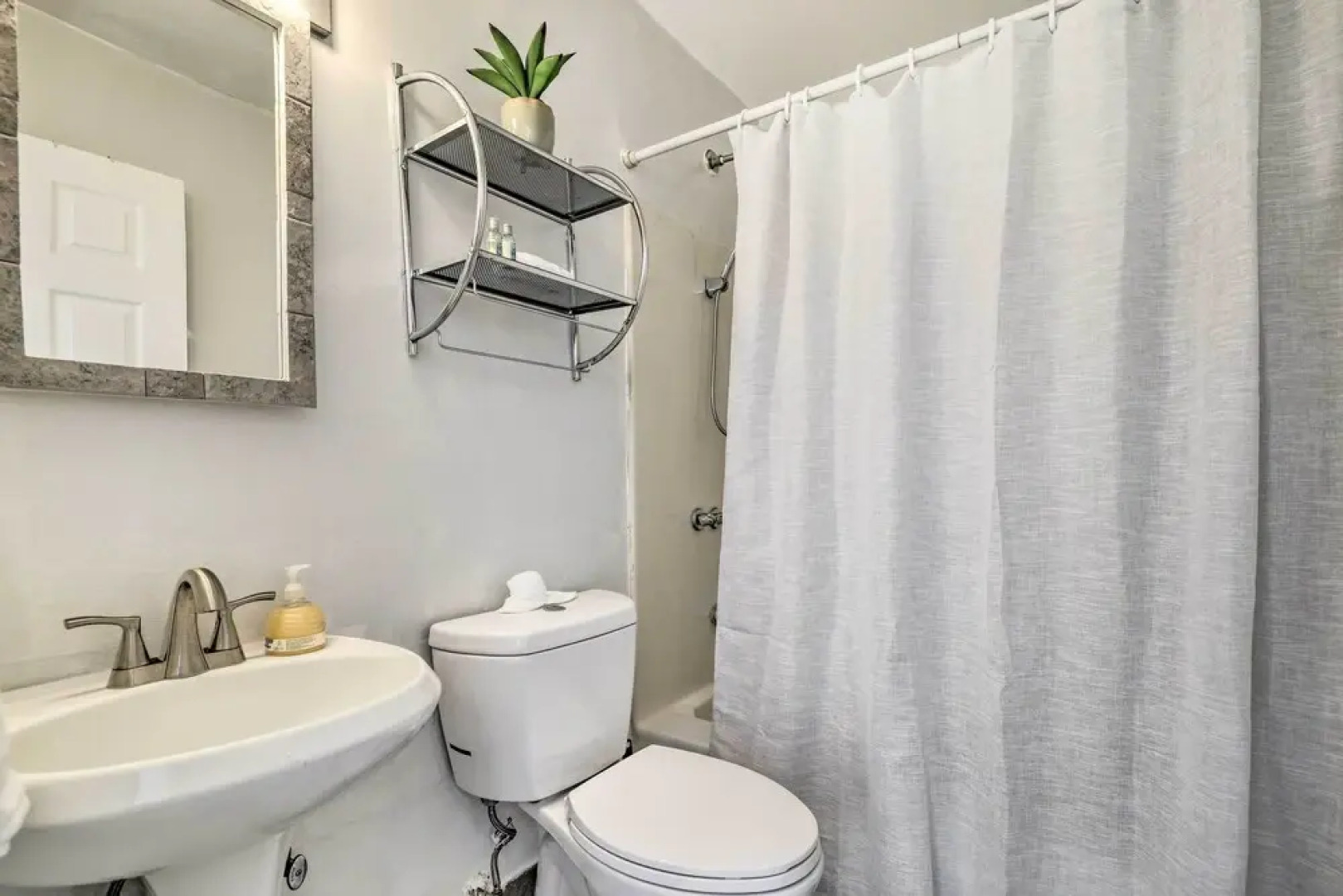 ~ 14 Mi to Skiing: Tobyhanna Gem w/ Fire Pit!