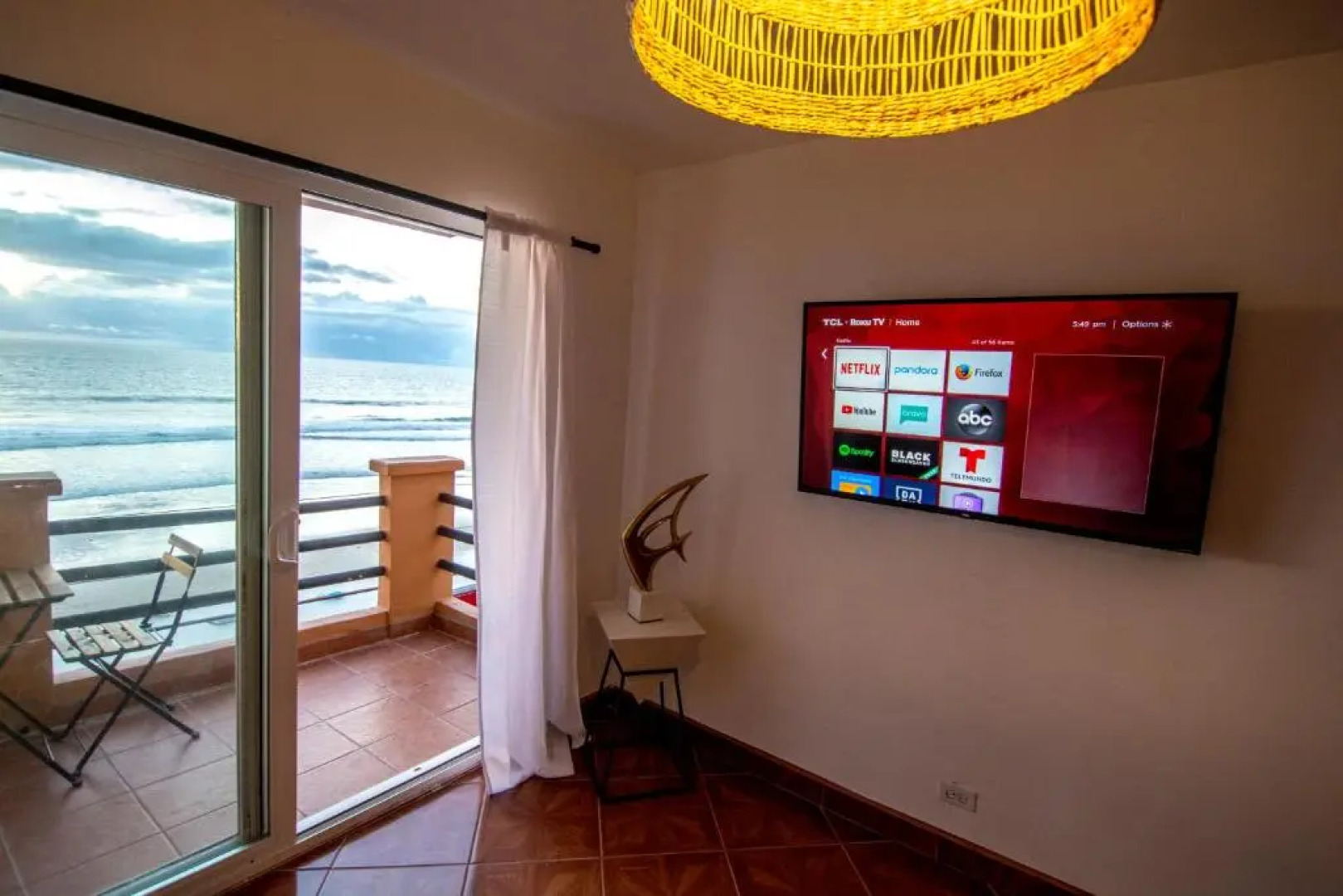 True BEACHFRONT cozy - 1 Bedroom Apt