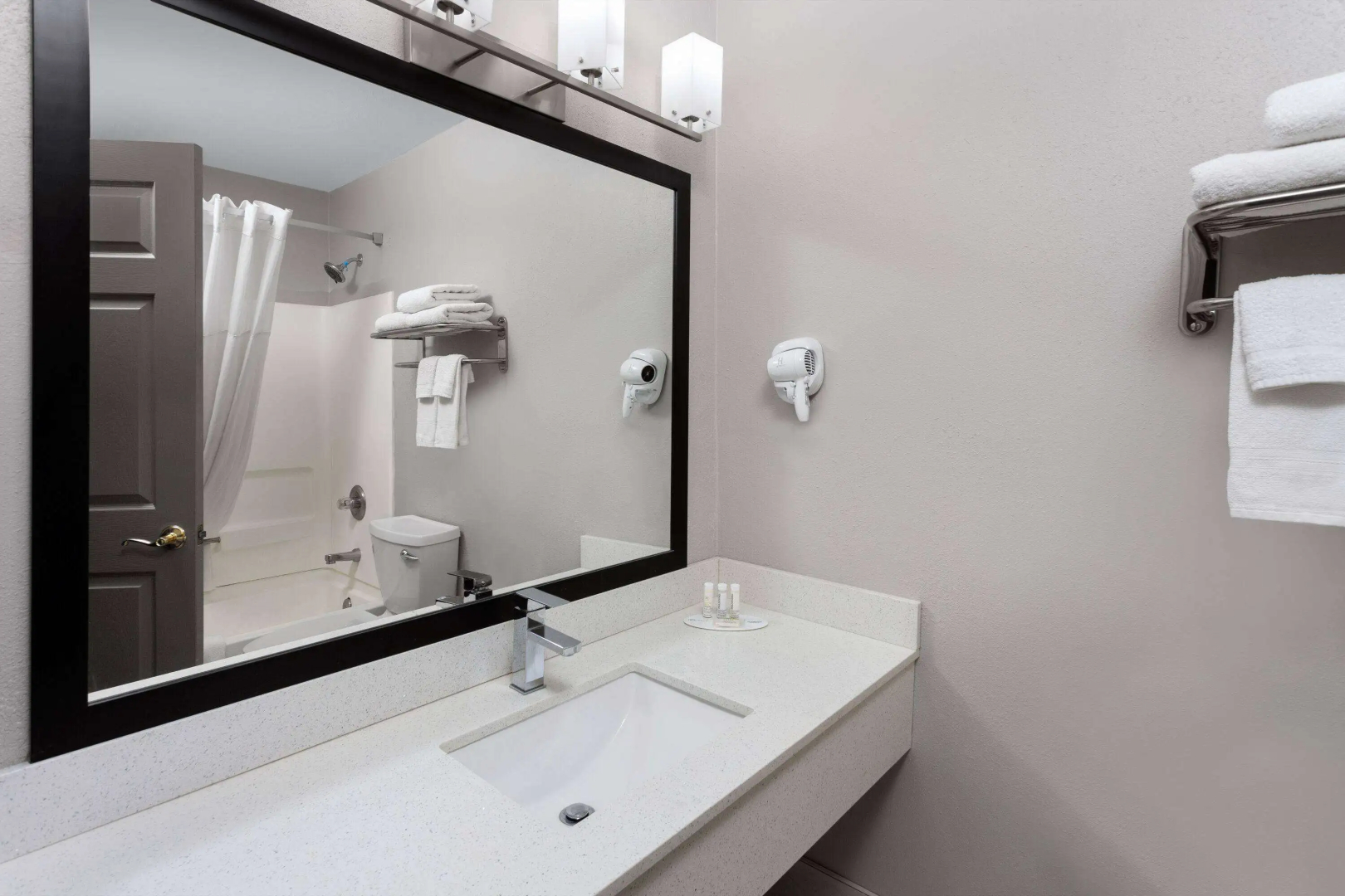 Days Inn & Suites by Wyndham Sellersburg