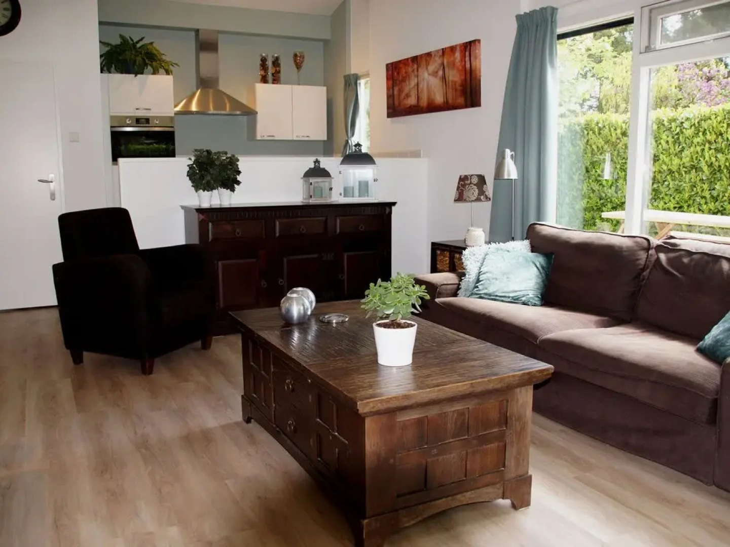 Cosy on ground level home, wifi, central location, many children's equipment