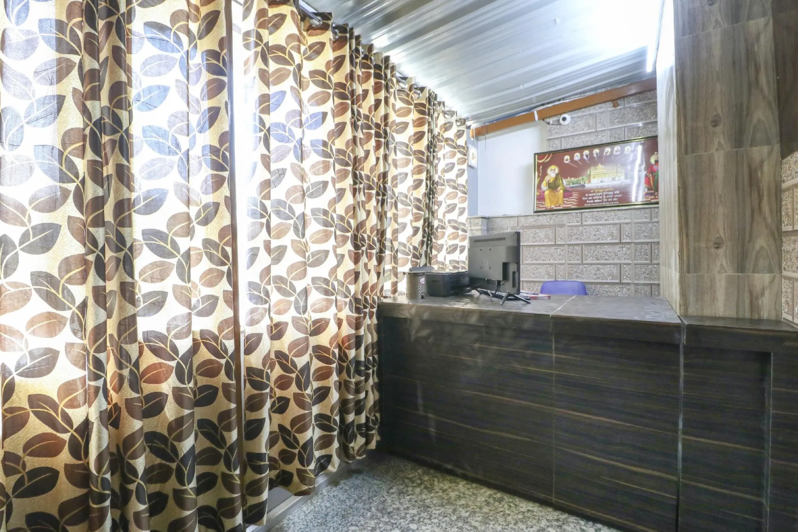 OYO 76337 Hotel Famous Inn