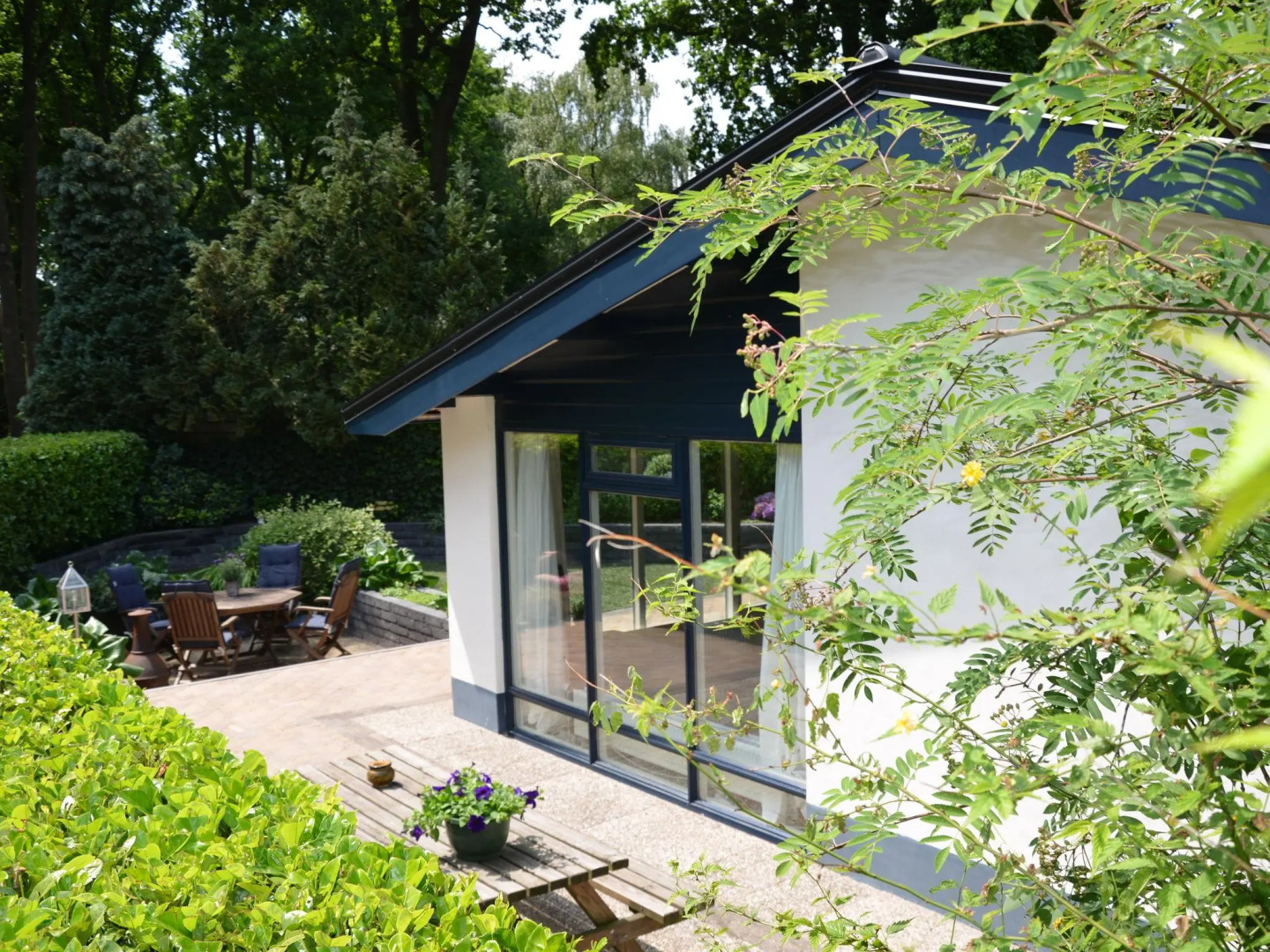 Cosy on ground level home, wifi, central location, many children's equipment