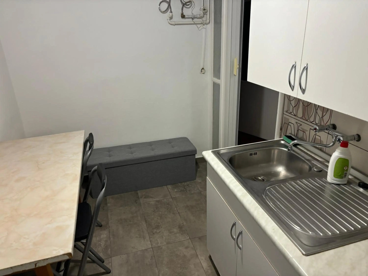 Újszerű, jól felszerelt lakás a város szîvében hűsîtőkkel, reggelivel, ingyenes parkolással!