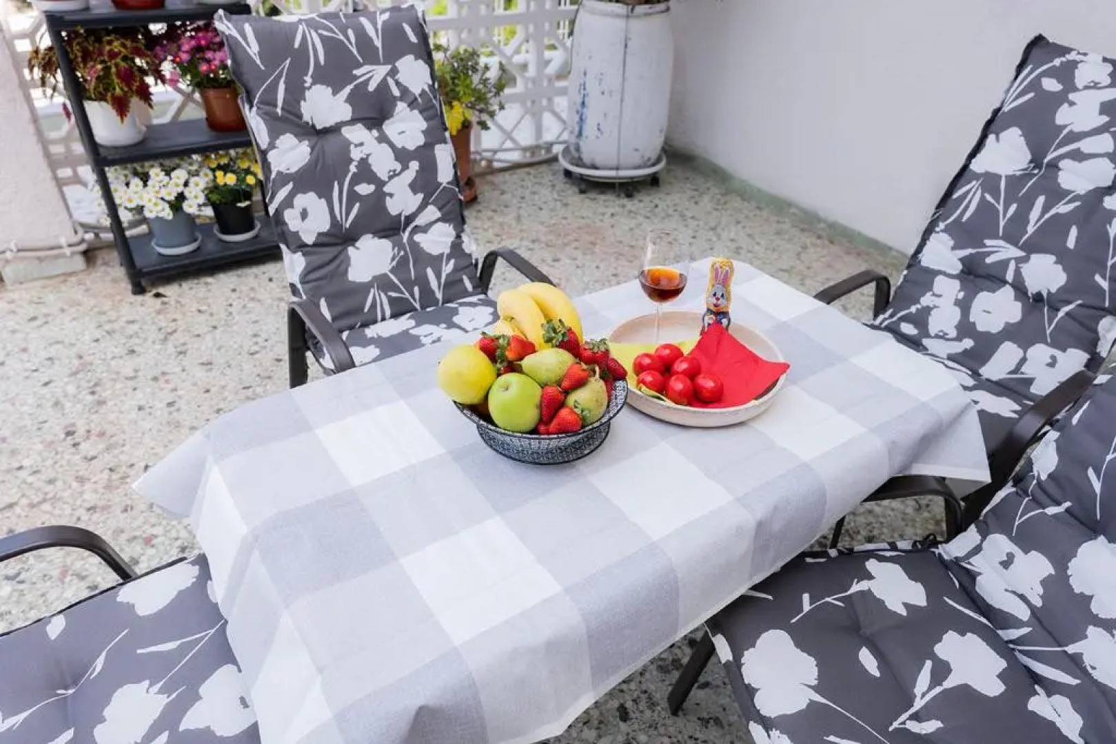 Lovely 1-bdrm condo, balconies 5 min walk to beach