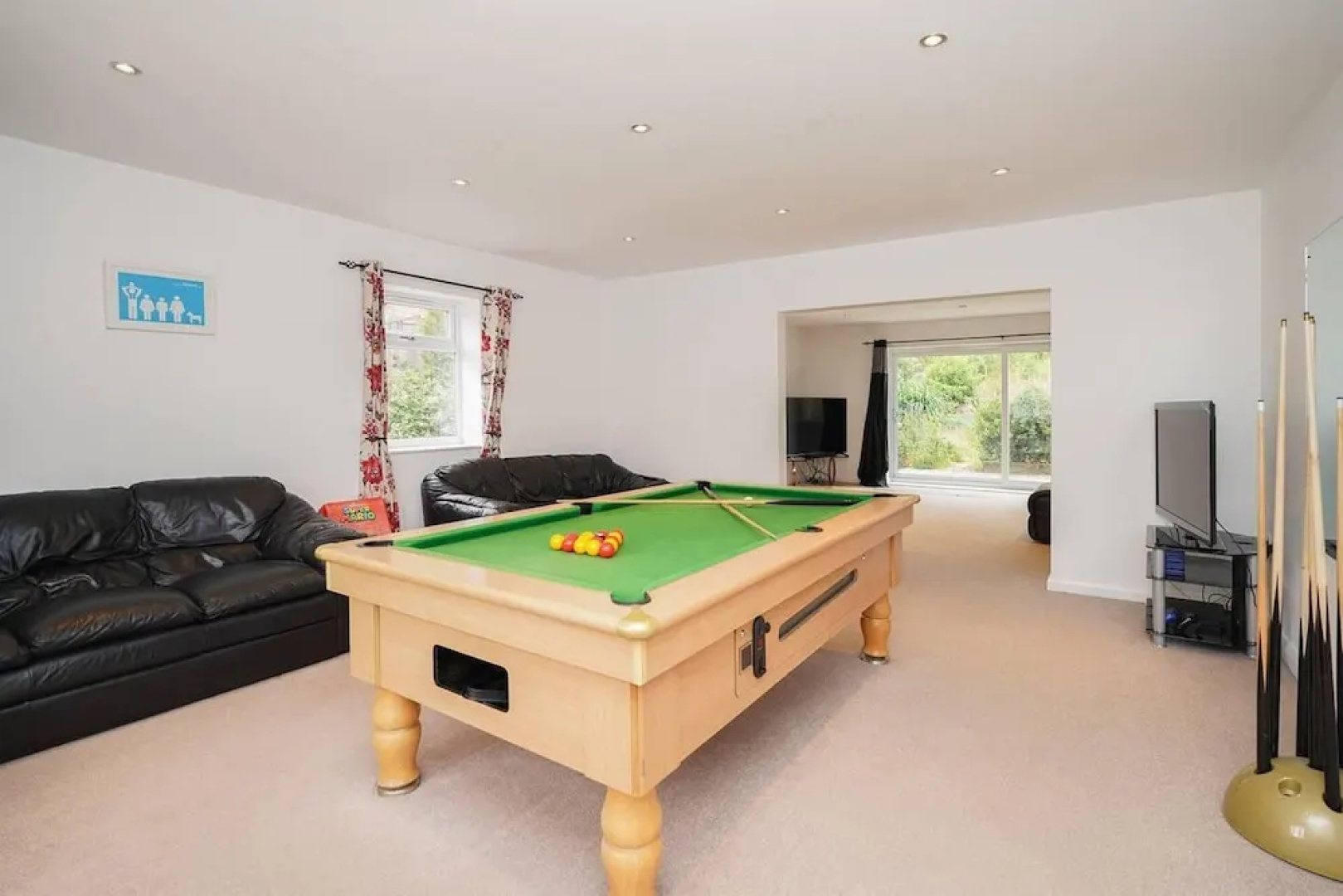 House With Hottub, Sauna & Pool Table