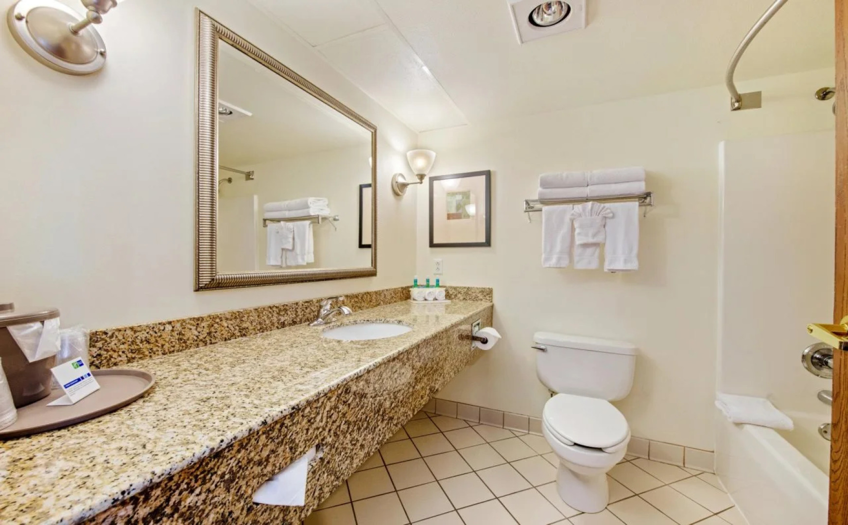 Holiday Inn Express & Suites Delafield by IHG