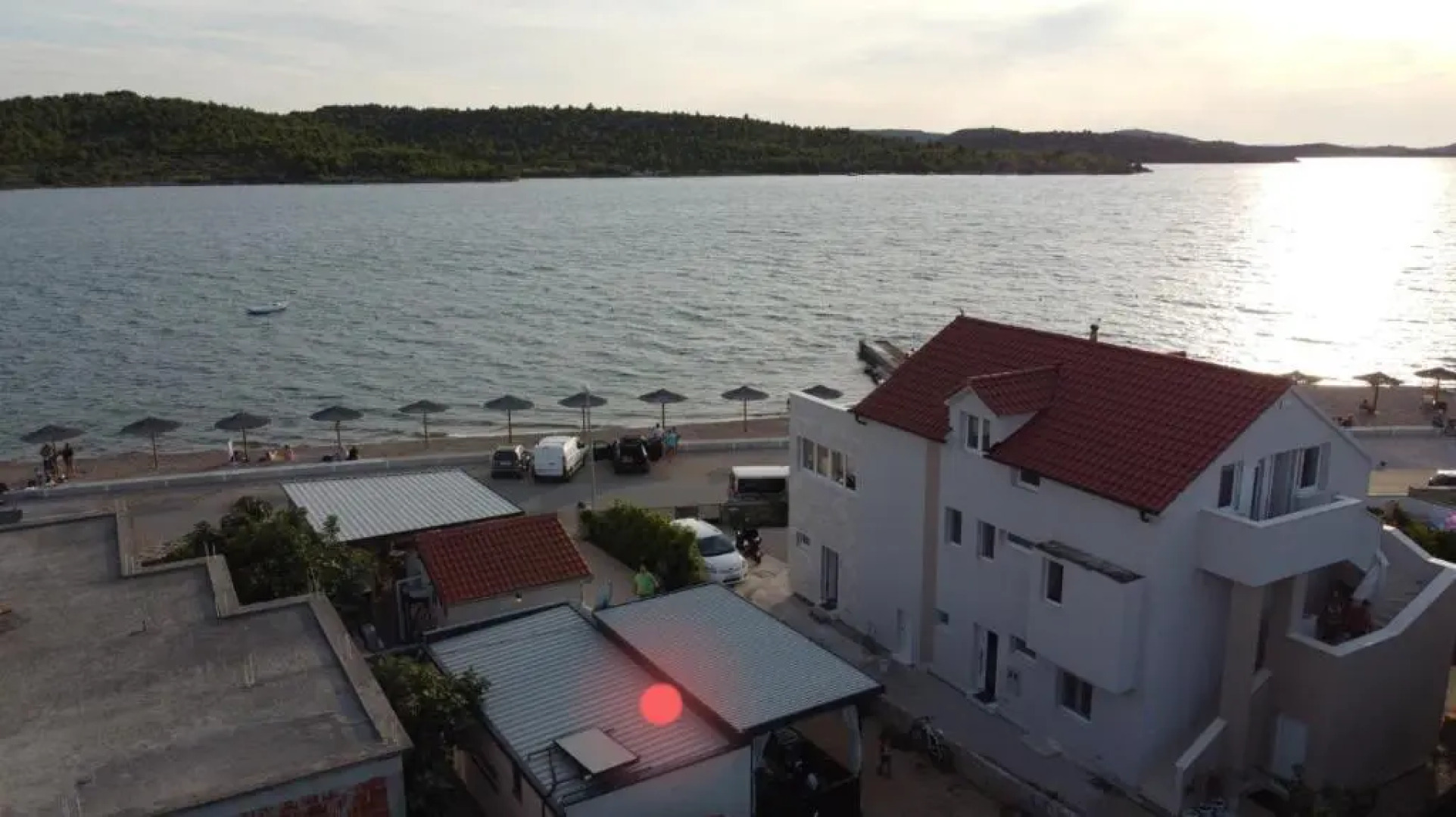 Pirovac Premium Luksuzni Mobile-Home on the beach 6 ležaja satelit tv wifi klima 2 x wc velika terasa full opremljena ljubimci dozvoljeni parkirno mjesto 10m do plaže pogodno za djecu mali obiteljski kamp 100m do centra mjesta
