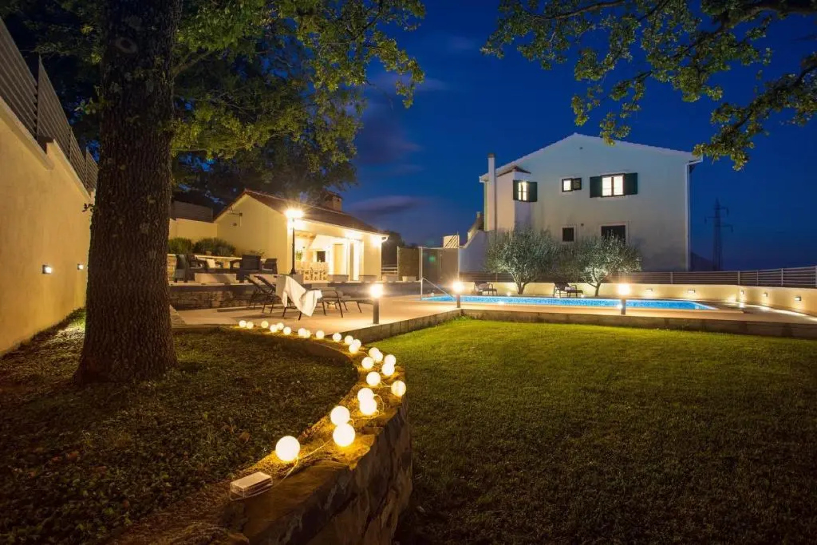 VILLA SKURA private heated pool 32m2, summer kitchen, 4 bedrooms, garden