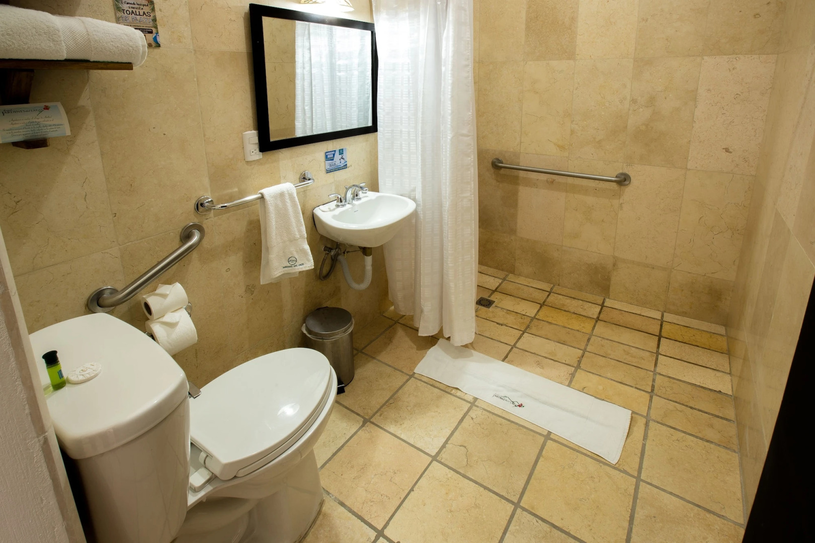 Hotel y Centro de Convenciones Jardines del Lago