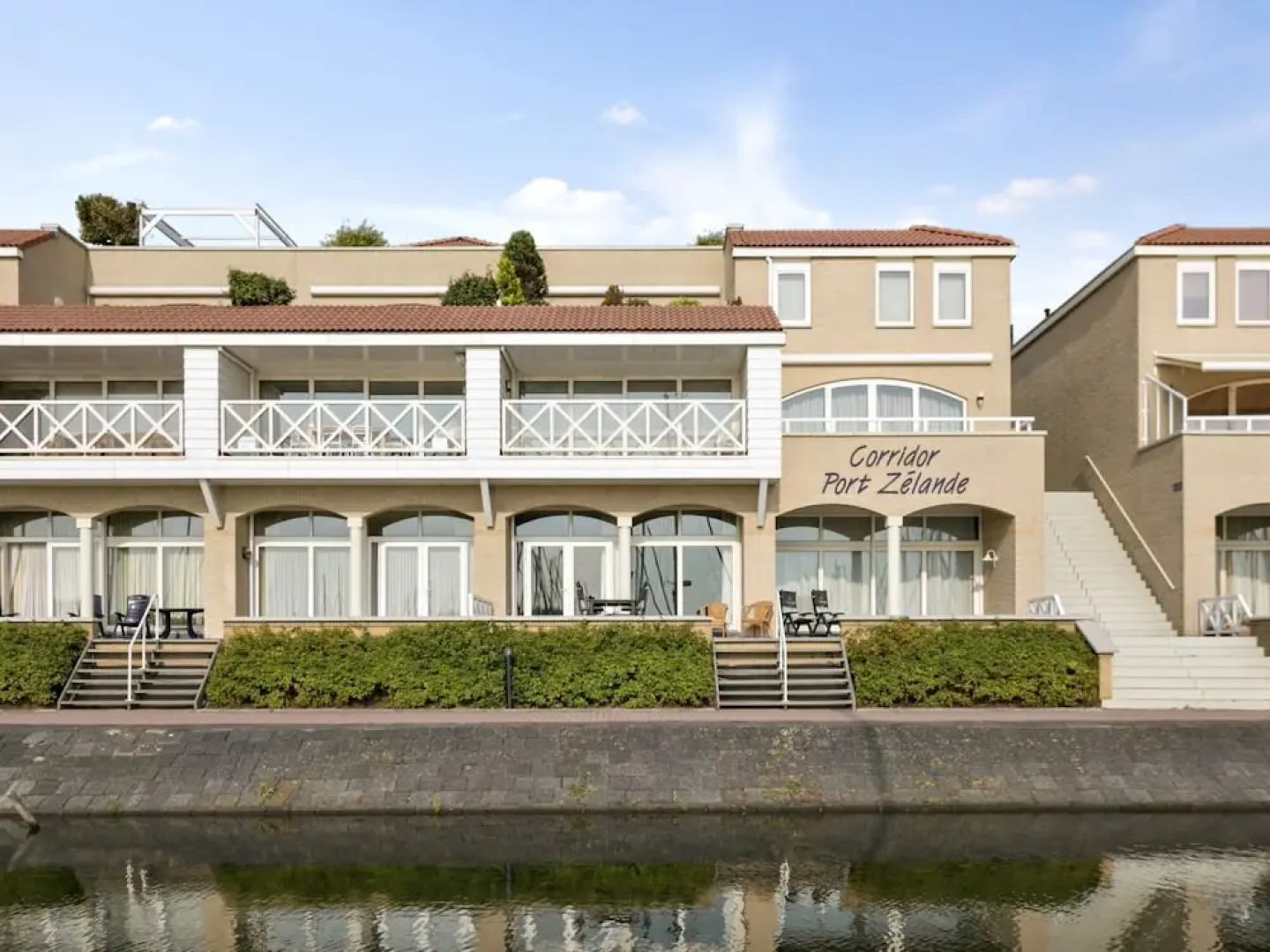 Spacious Luxury Apartment With Beautiful Views of the Marina