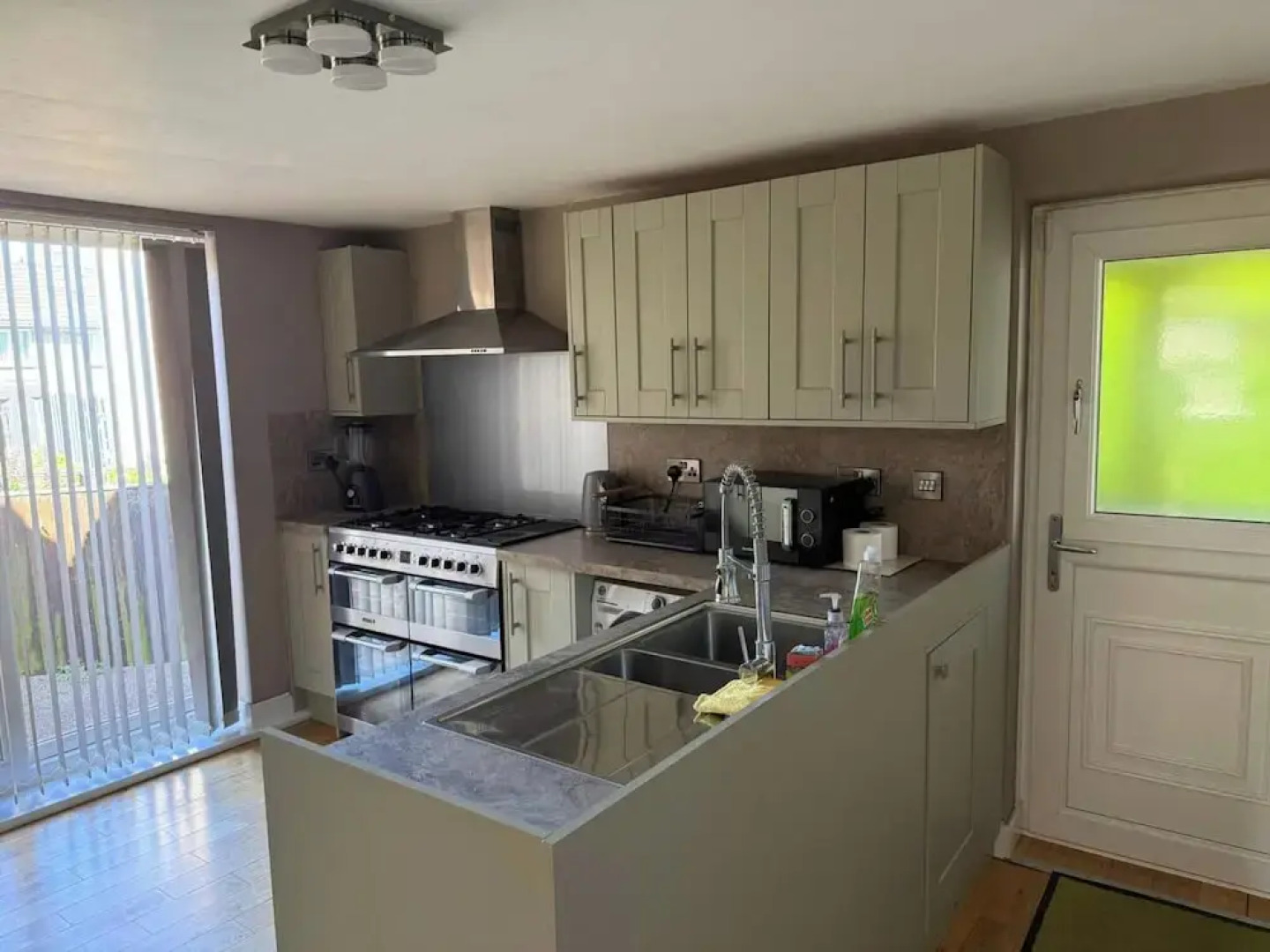 Spacious 6 Bedroom Family House