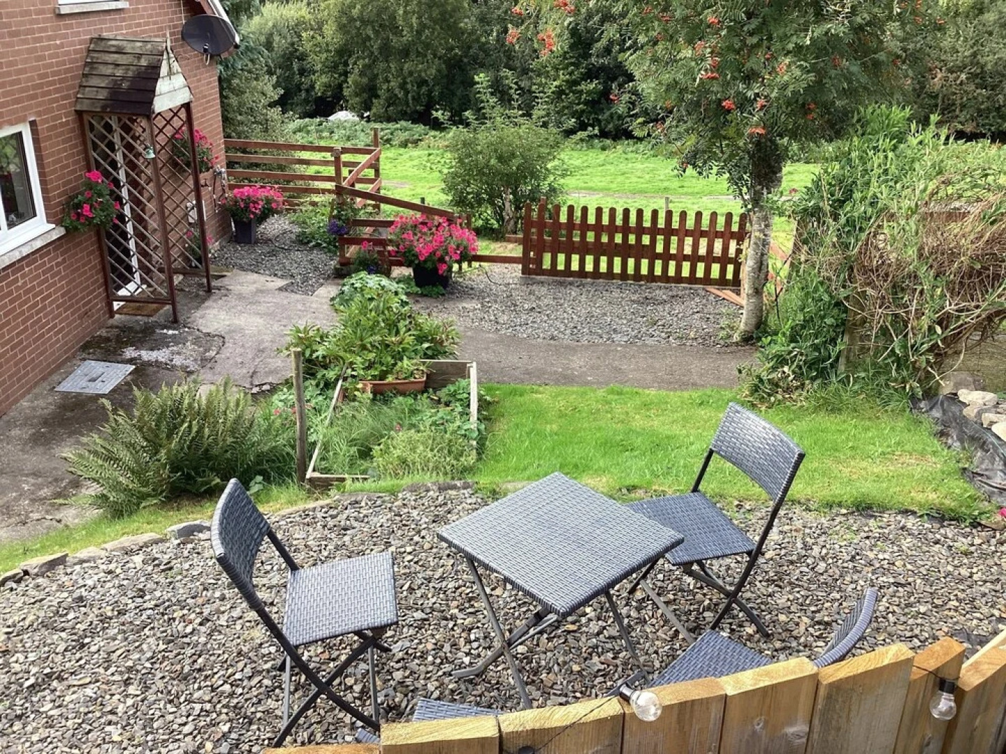 Lovely 2-bed Cottage in Pencarreg