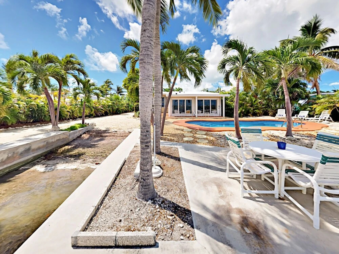 353 Barry Home 6 Bedrooms 4.5 Bathrooms Home