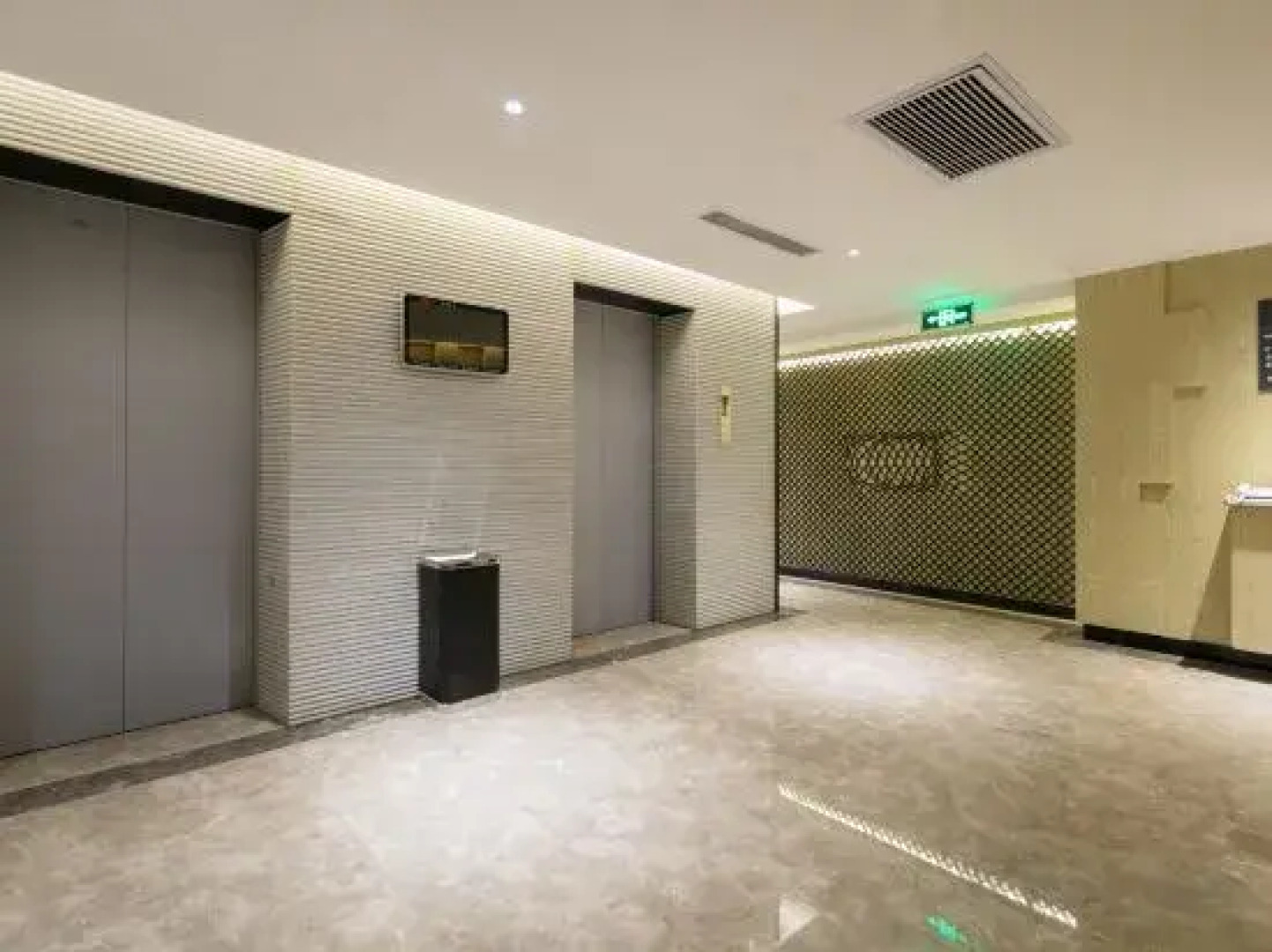 Xinbao Lijing Hotel (Shayang Hehua Road Food Street)