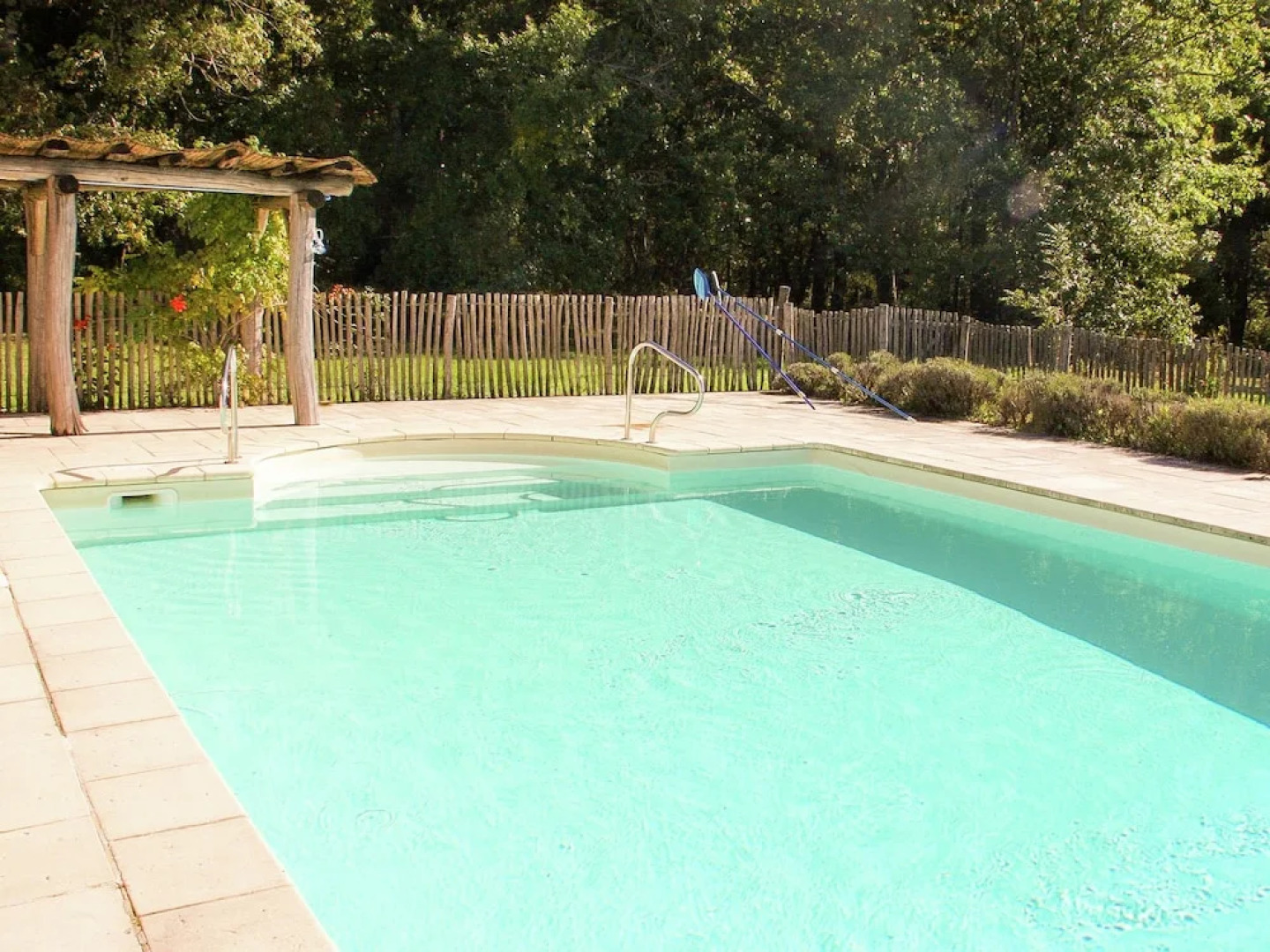 Exquisite Holiday Home in Issac With Swimming Pool