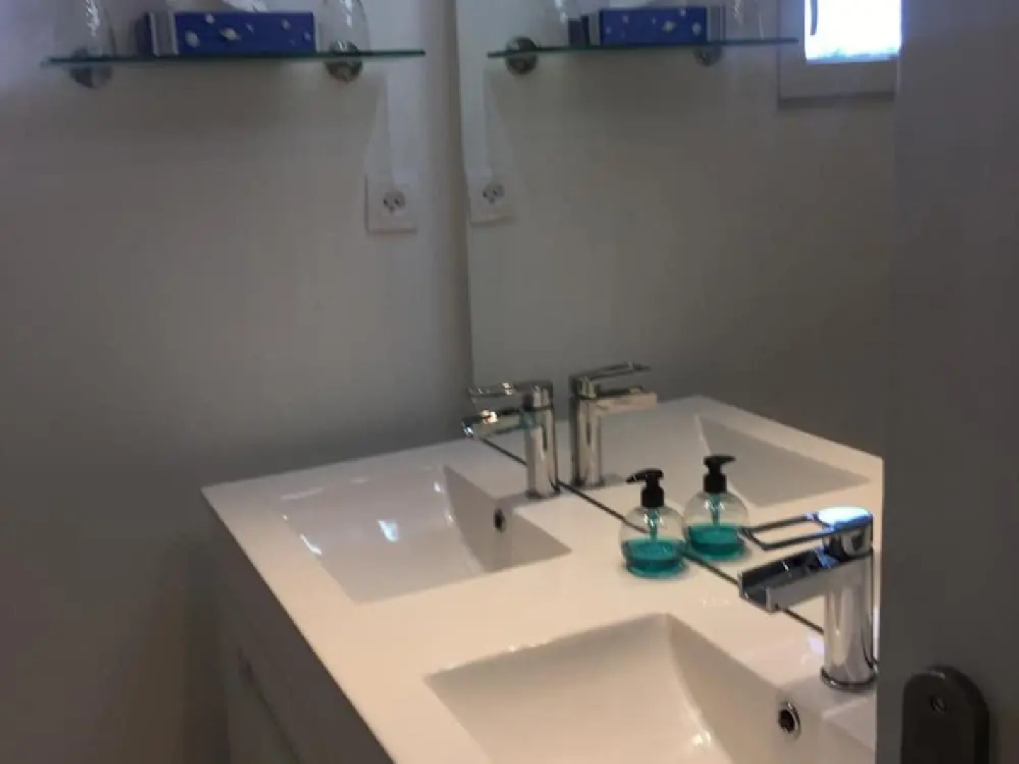 Panoramic White House Suite in Tulle