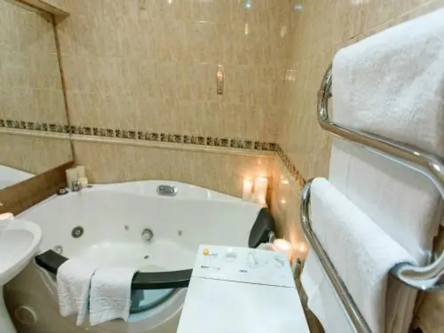 Studio Suite near Lake with Jacuzzi