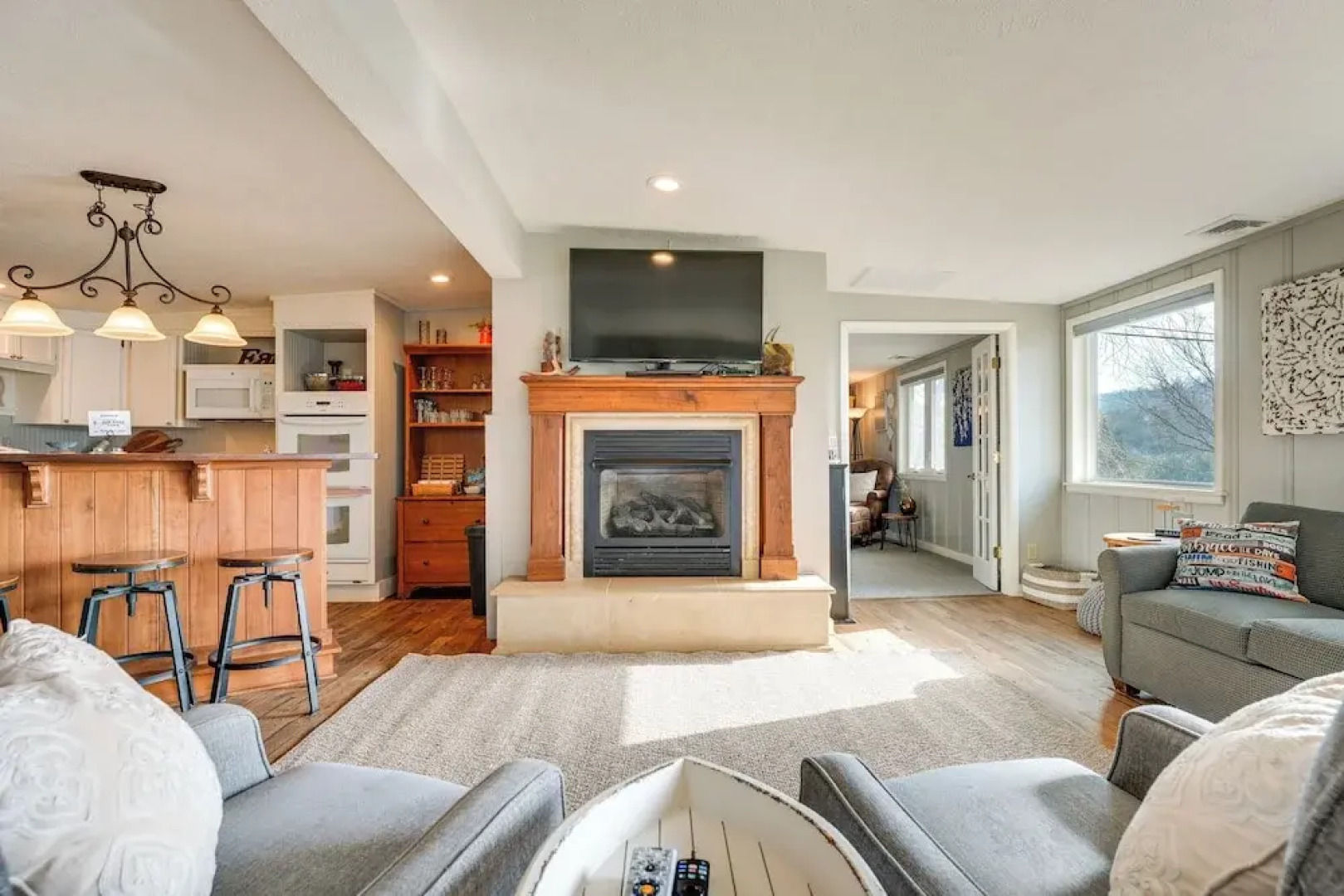 Cozy Table Rock Lake 'boathouse' w/ Pool Access