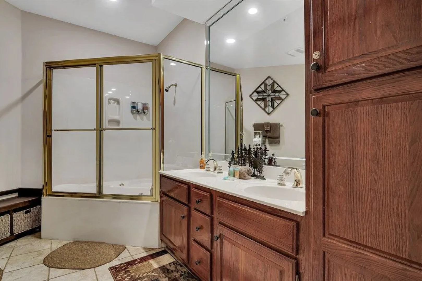 Reflection 2 Bedroom Condo by Redawning