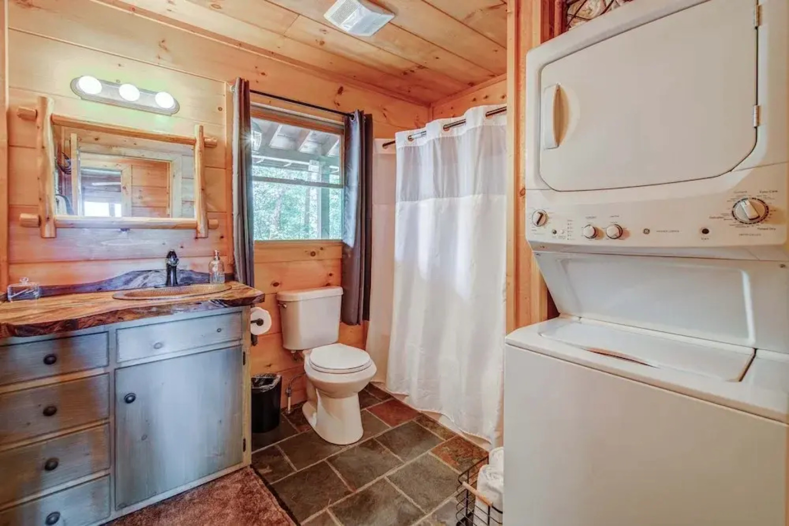 Gorgeous & Secluded 3 BDR Cabin in Mineral Bluff!