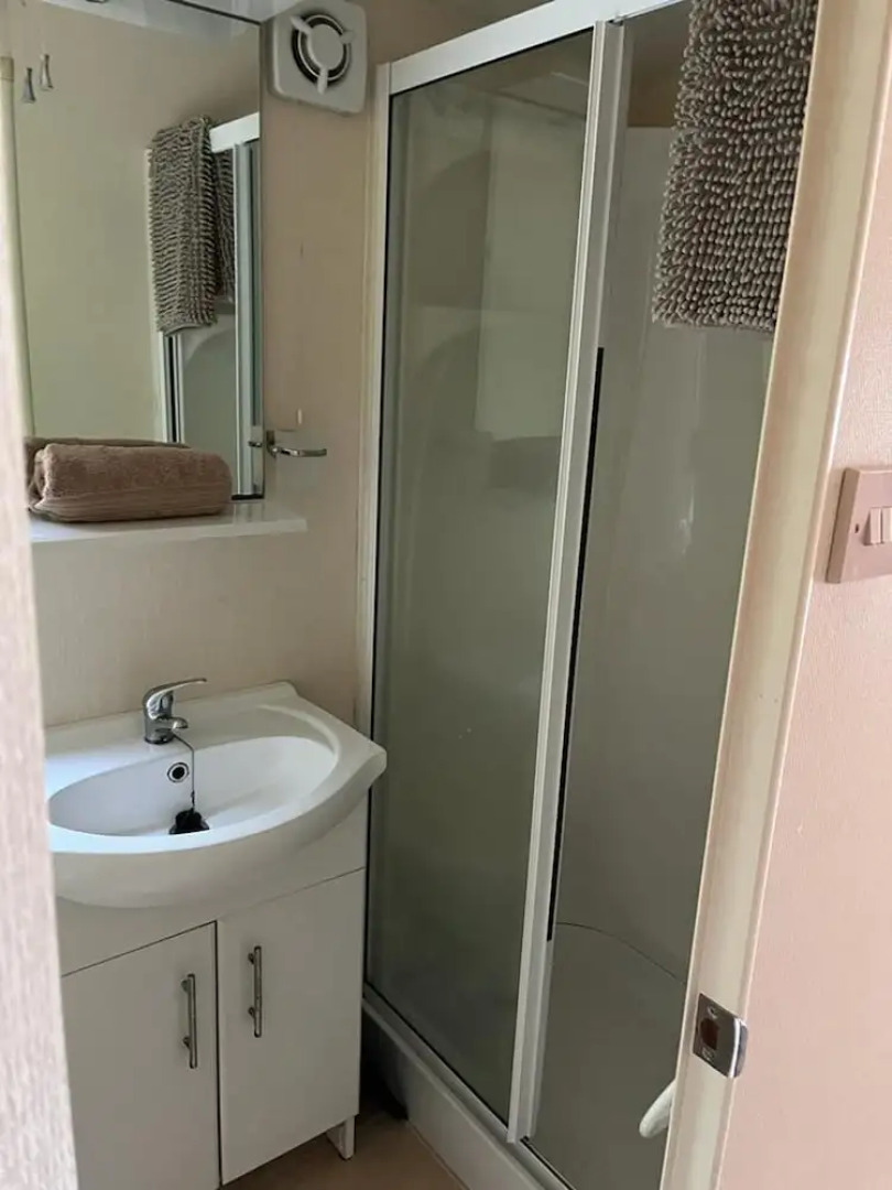 Spacious 2 bed Holiday Home Entertainment on Site