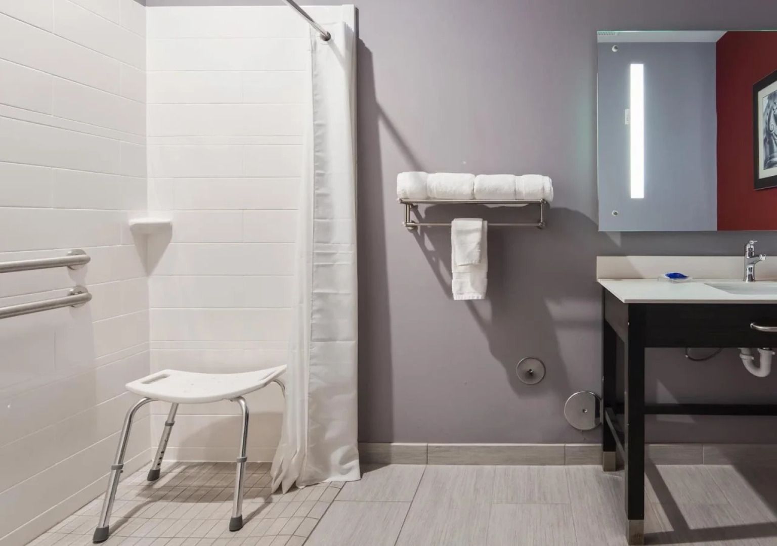 Del-Mar Airport Inn & Suites