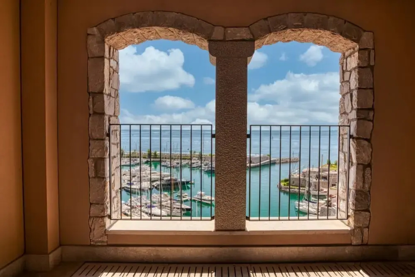 The Lady in Red Studio Flat with Sea View Terrace