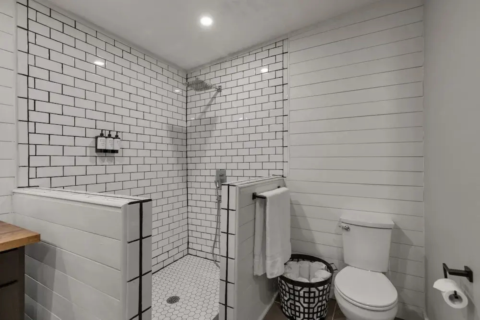 New Modern Farmhouse With Hot Tub, Fire Pit, & Games