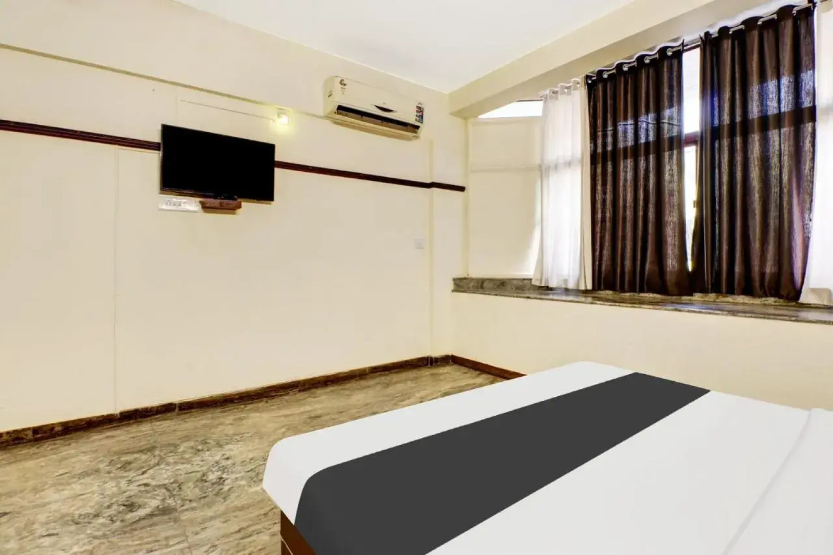 OYO 15837 Hotel Rvee's Regency