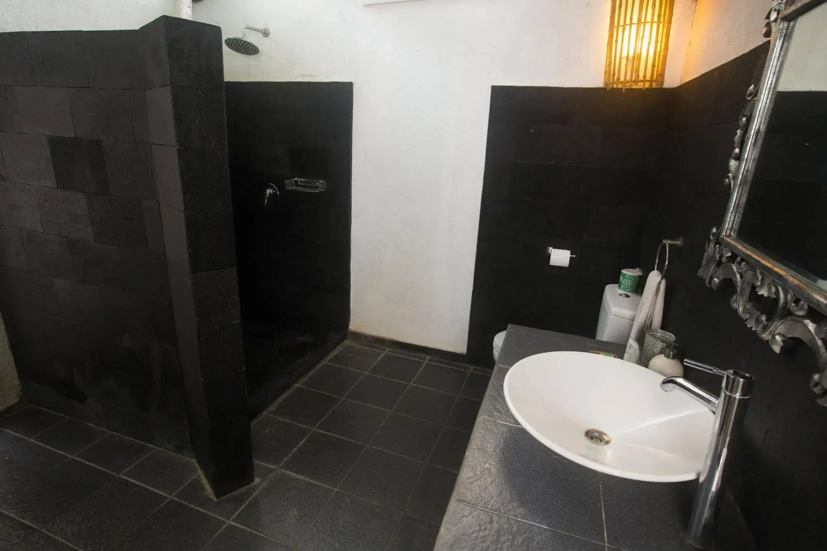 Scallywags Mango Motel