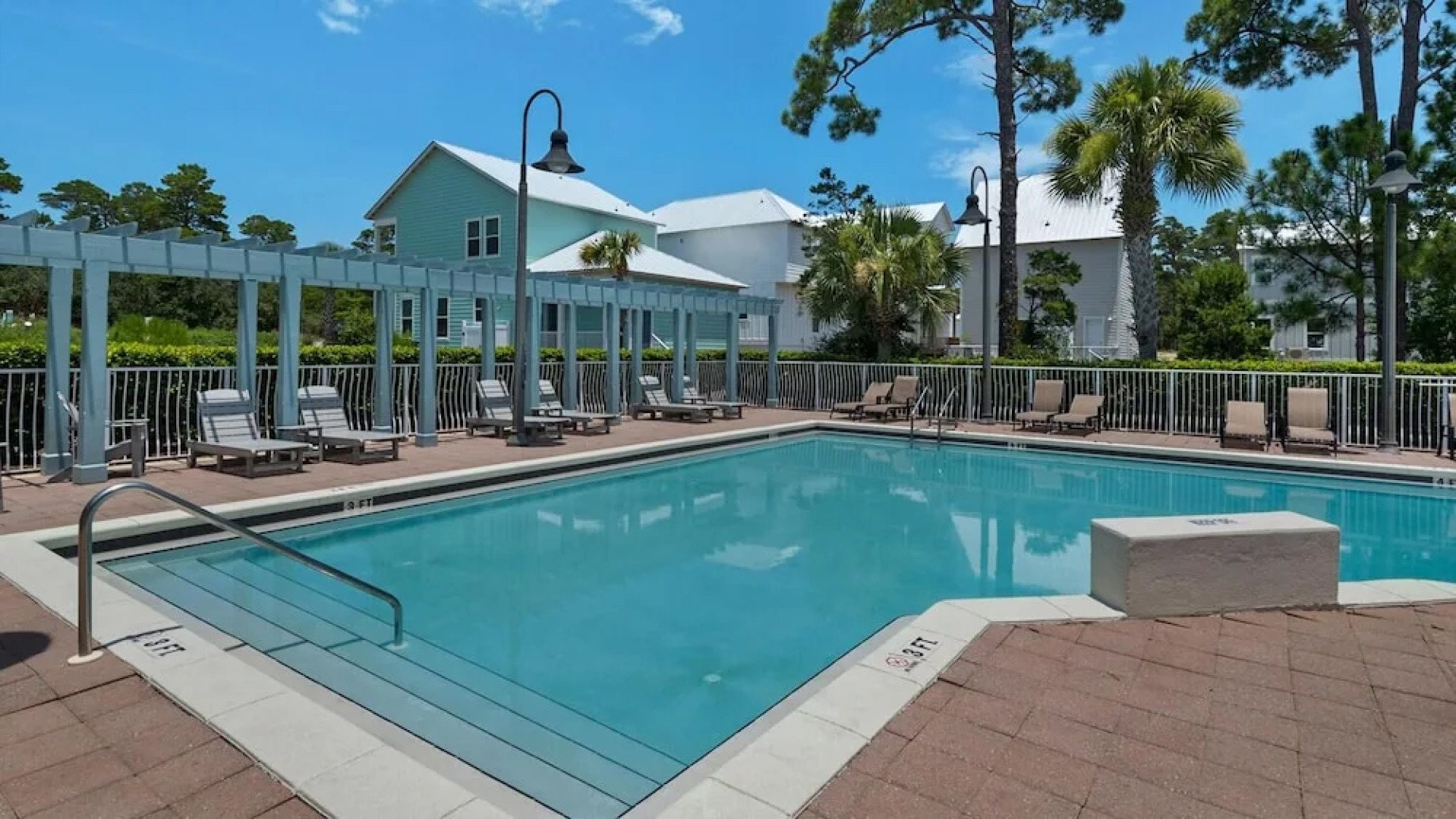 6-seater Golf Cart, Sleeps 16, Close to the Beach!